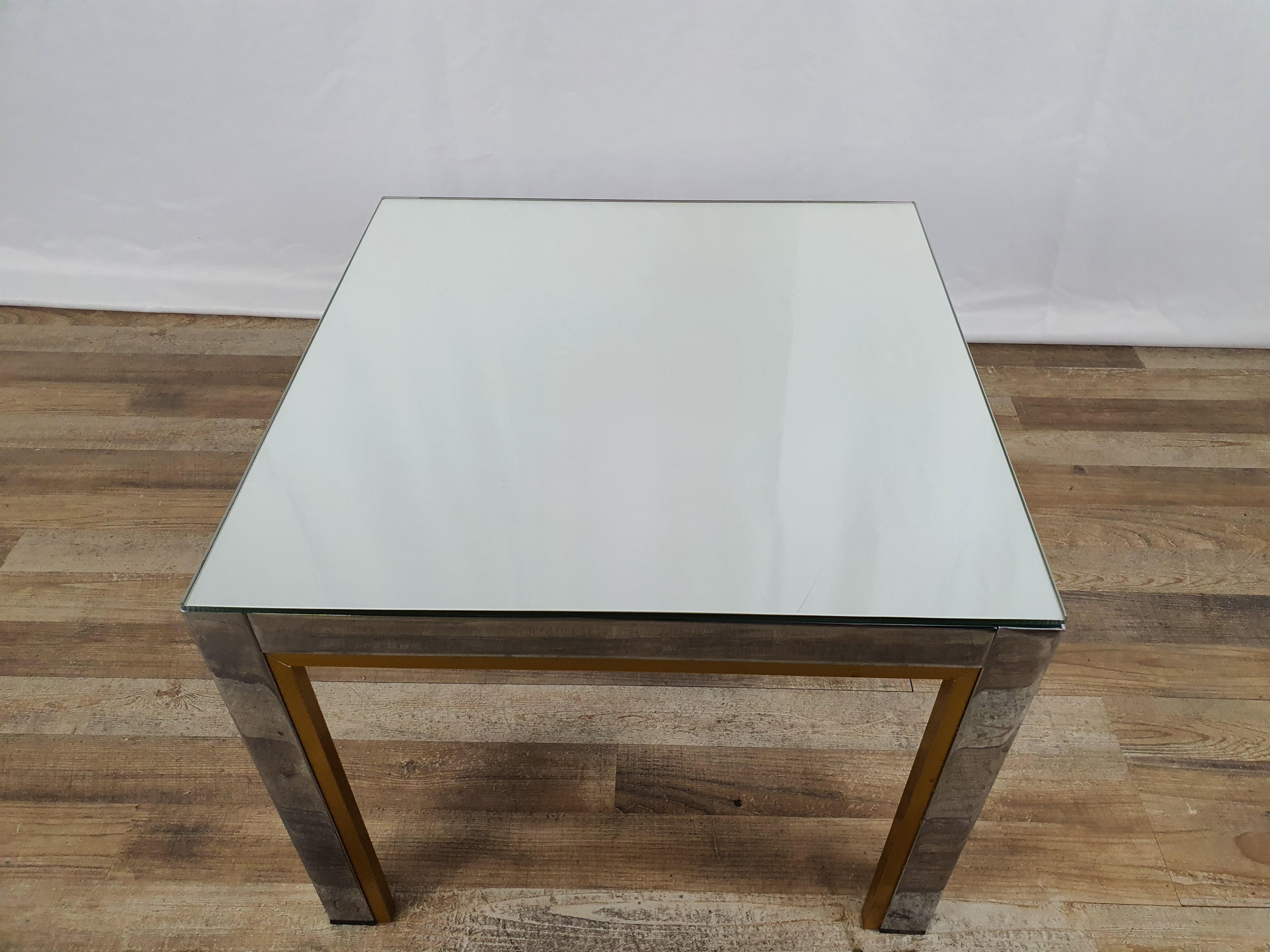 Vintage 70s coffee table with mirror top and steel structure with chrome and gold details.

Ideal for all kinds of environments, from modern to antique, thanks to the linear and compact dimensions.

The coffee table has normal signs of wear