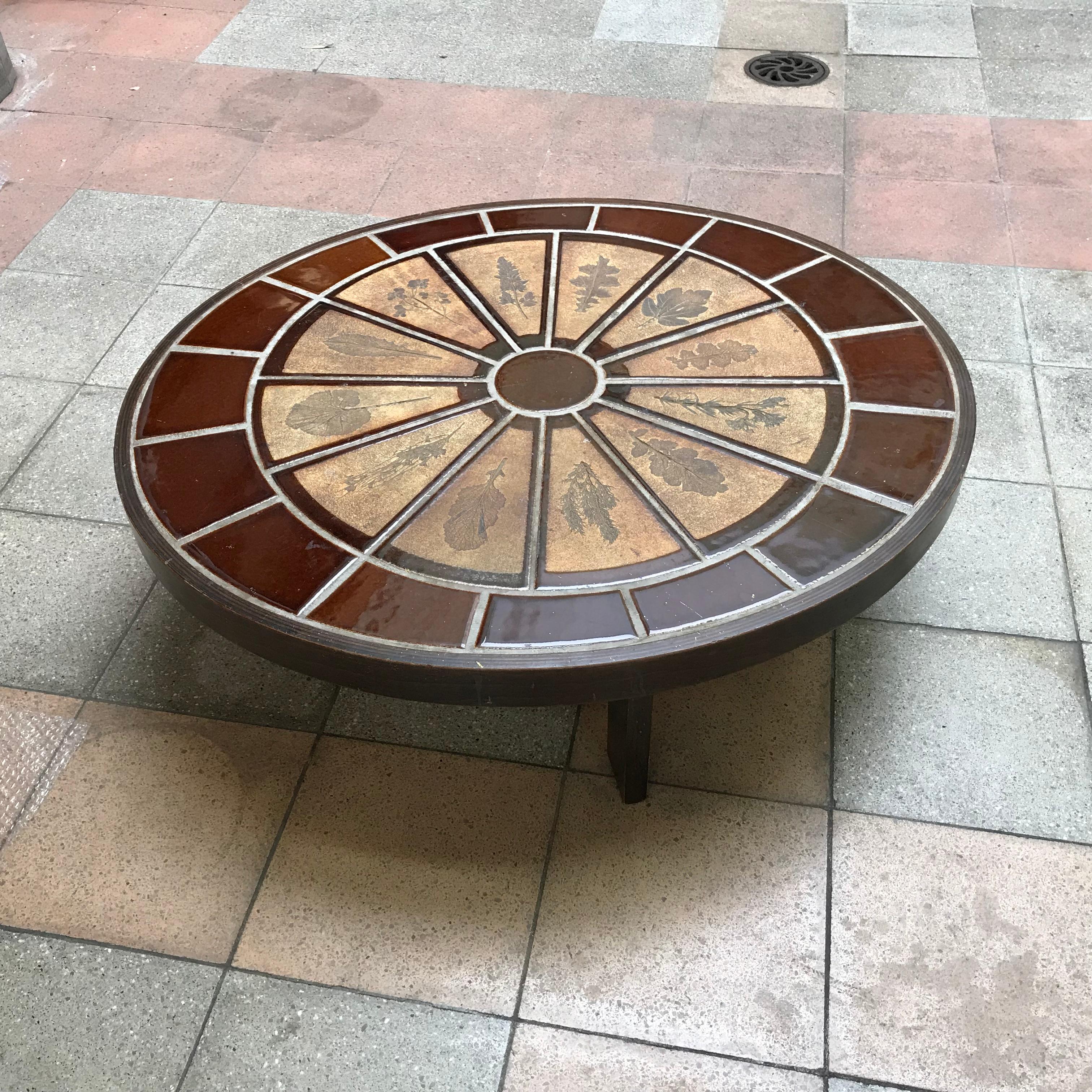 Superb and rare oval coffee table by Roger Capron
Oak and ceramics
Signed
Measures: 104 L x 92 l x 30 H cm
Very good original condition.