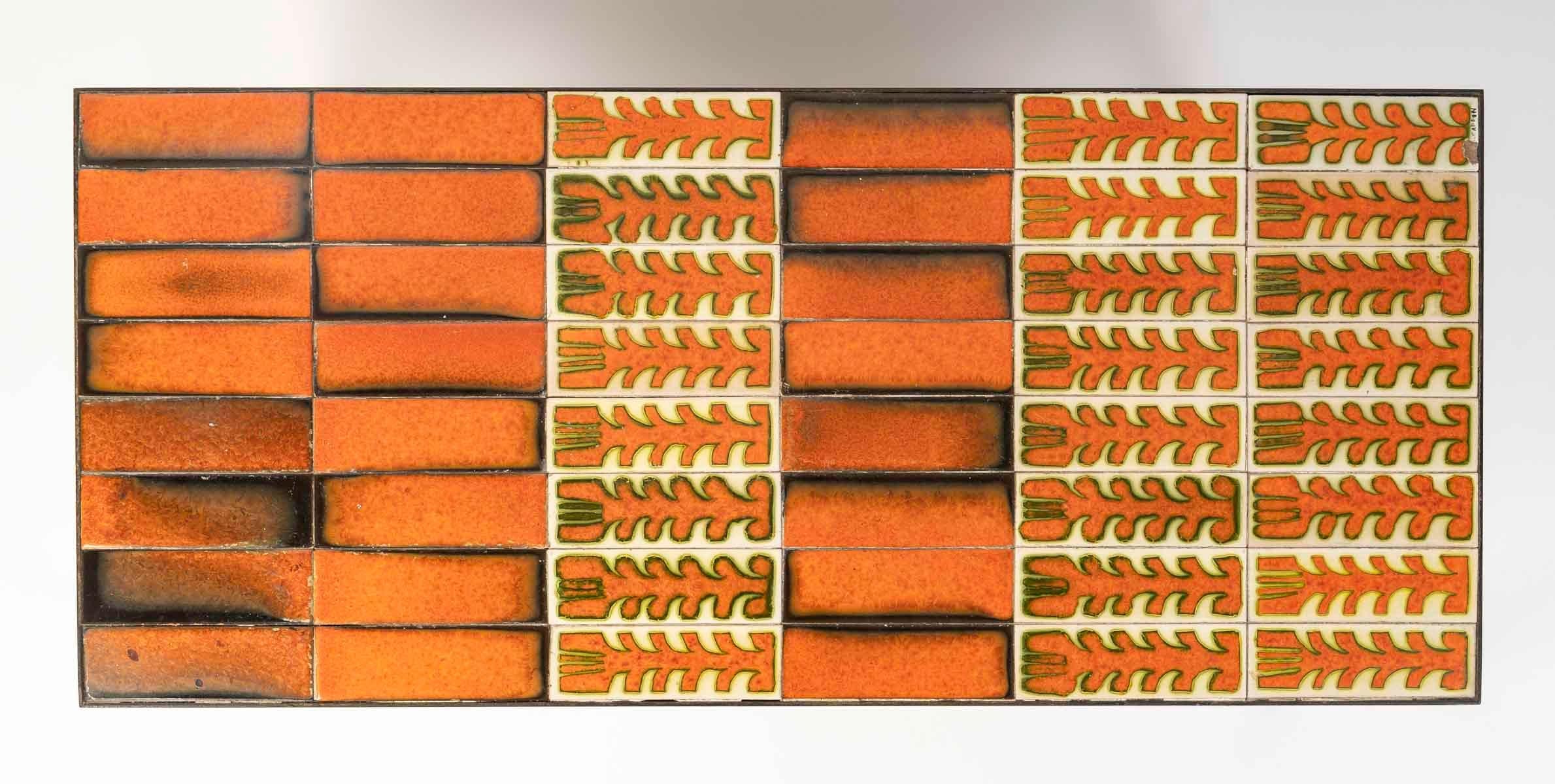 Couchtisch von Roger Capron aus den 1970er Jahren, Keramik und Metall.

1970er Couchtisch von Roger Capron, Metall und Keramik in Orange.
H: 39cm, B: 80cm, T: 39cm