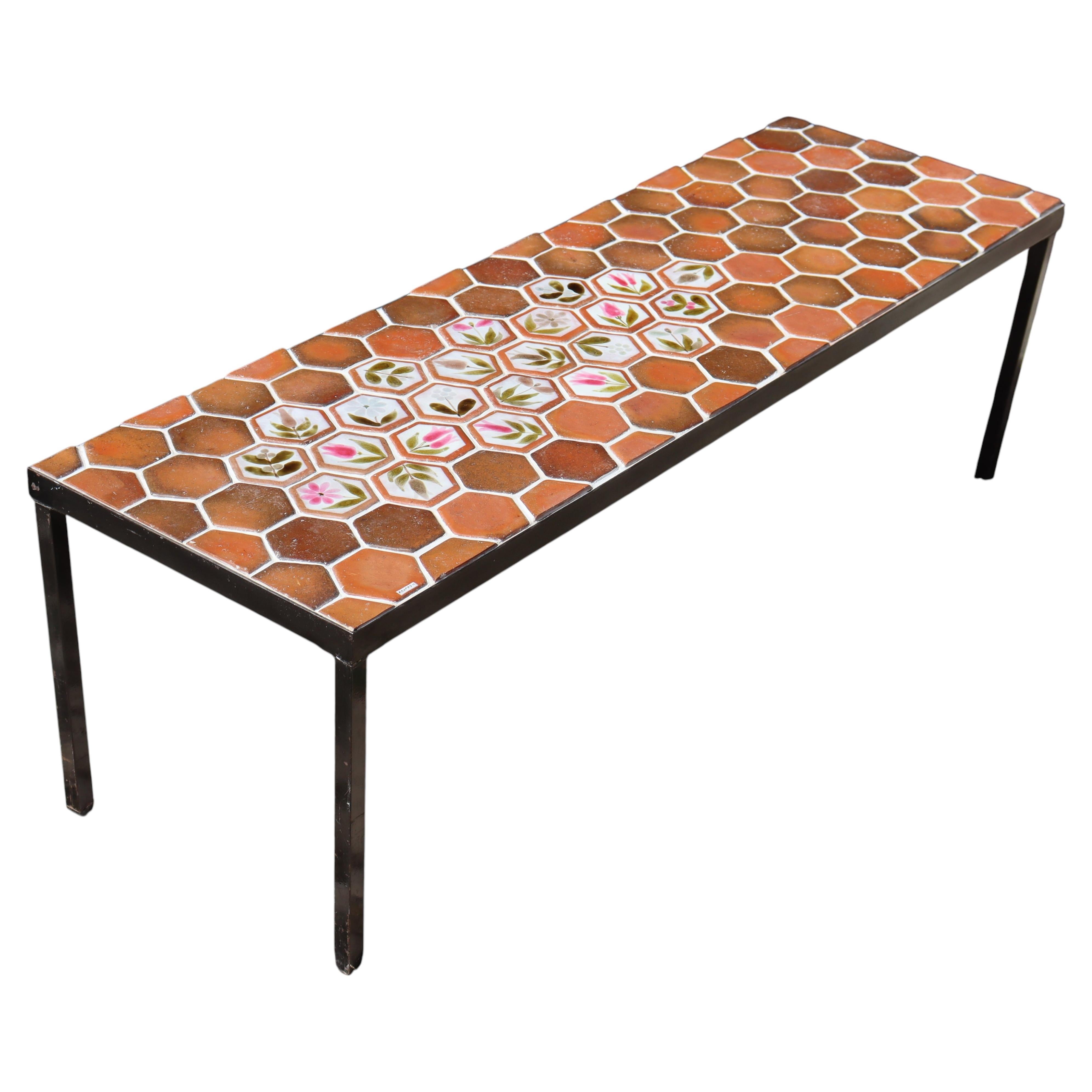 Table basse de Roger Capron avec fleurs et carreaux de terre cuite en vente