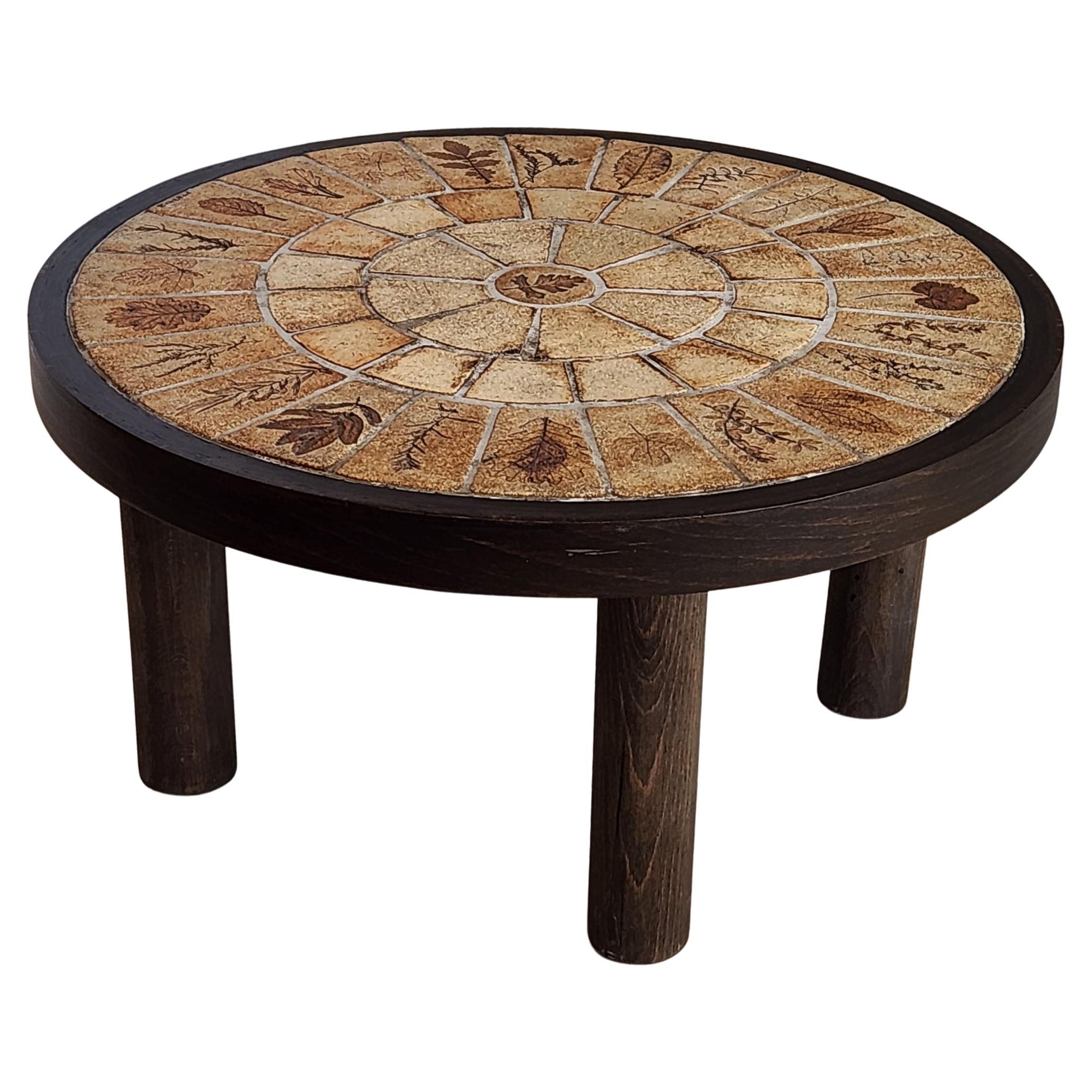 Roger Capron - Table d'appoint ronde vintage avec carreaux de garnison sur cadre en bois 