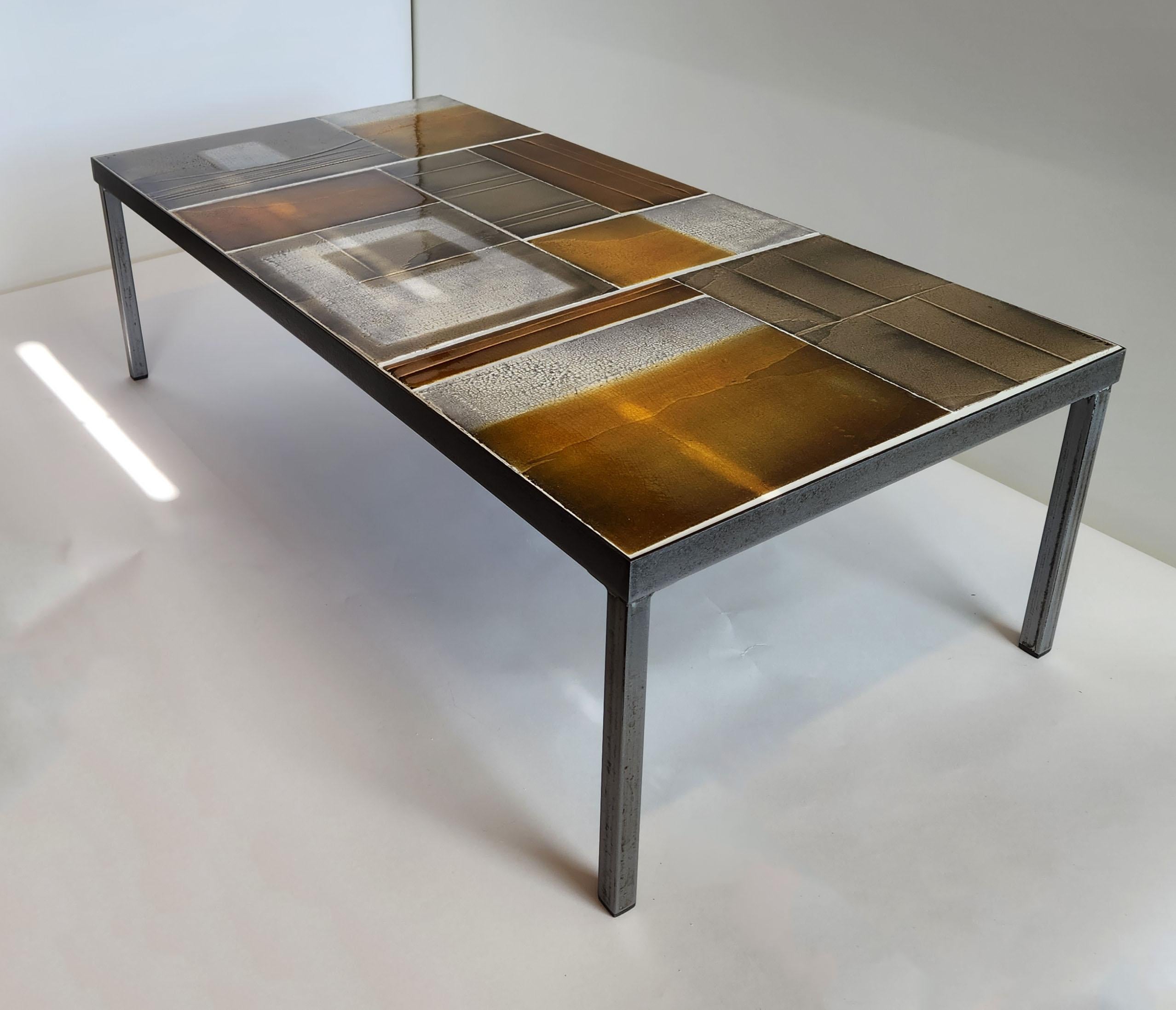 Looking for a spectacular ceramic coffee table! Look no further.

Ceramic top with pleasing modulations and contrasts between colors (Off-white, gray, amber and gold), textures (smooth, rough), linings (texture lines, designed lines and grout