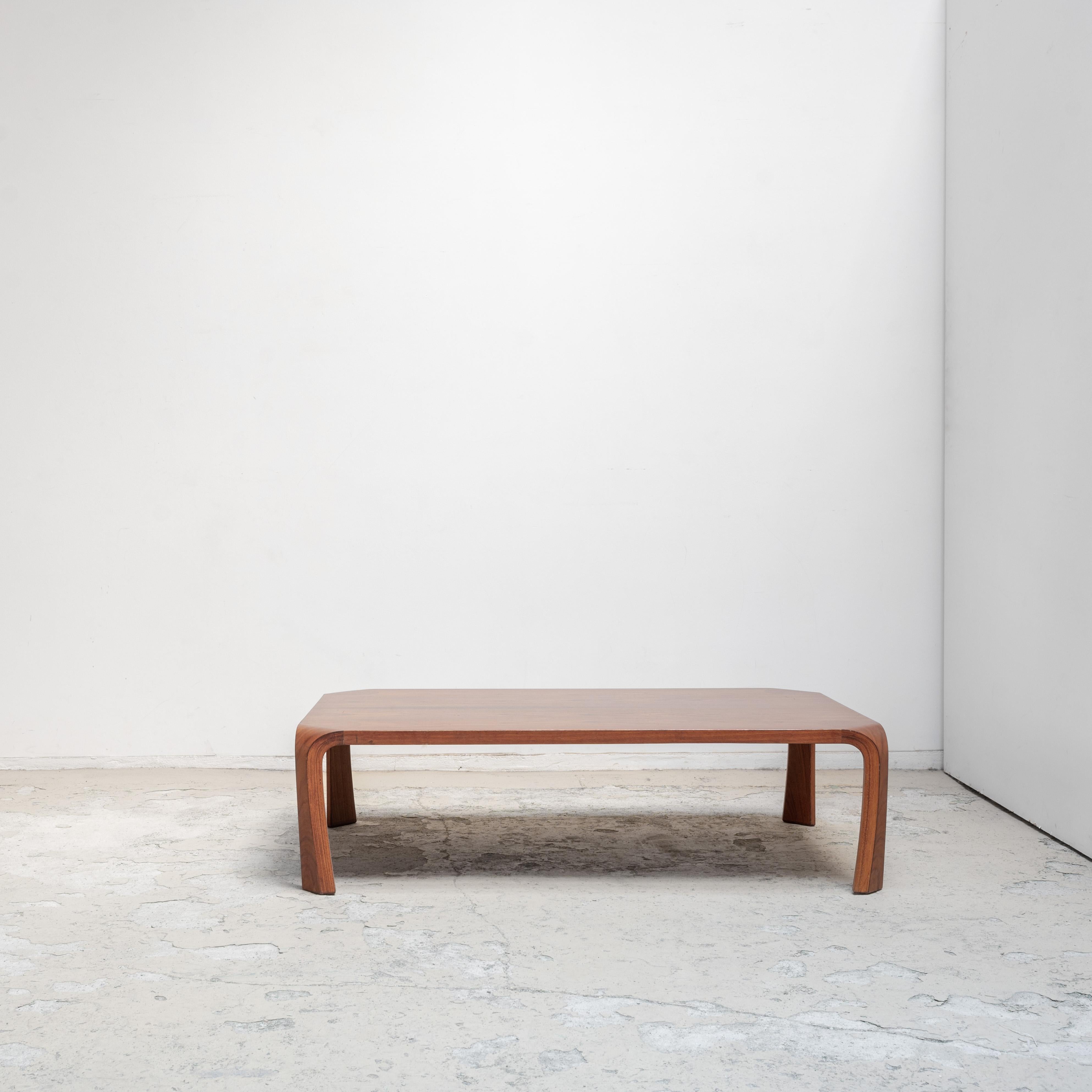 Mesa de centro diseñada por Saburo Inui y fabricada por Tendo Mokko en Japón en la década de 1960. 
Esta hermosa y elegante mesa encarna la estética y el minimalismo del diseño japonés. Sería un complemento perfecto para un interior de estilo