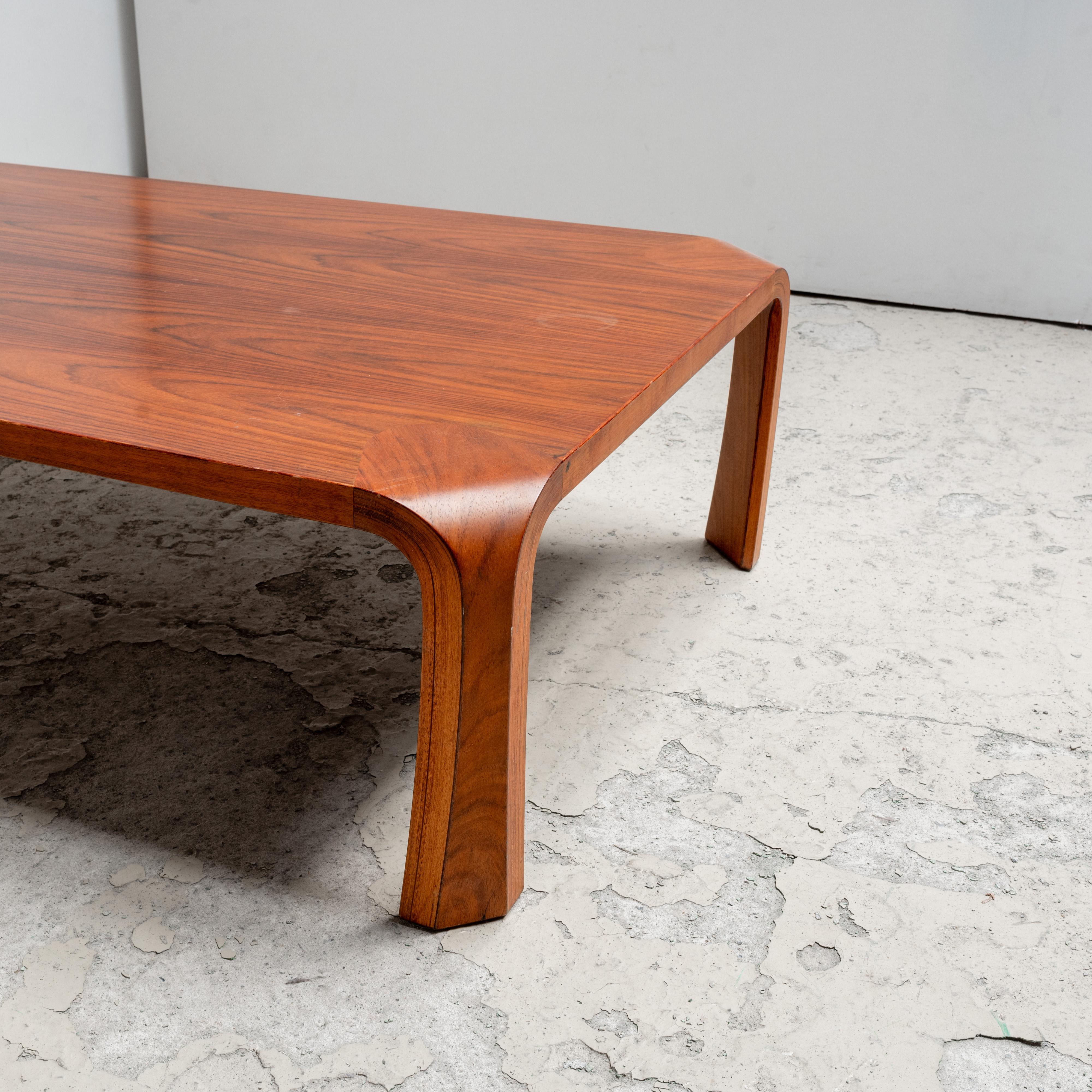 Mesa de centro de Saburo Inui para Tendo Mokko, años 60 mediados del siglo XX