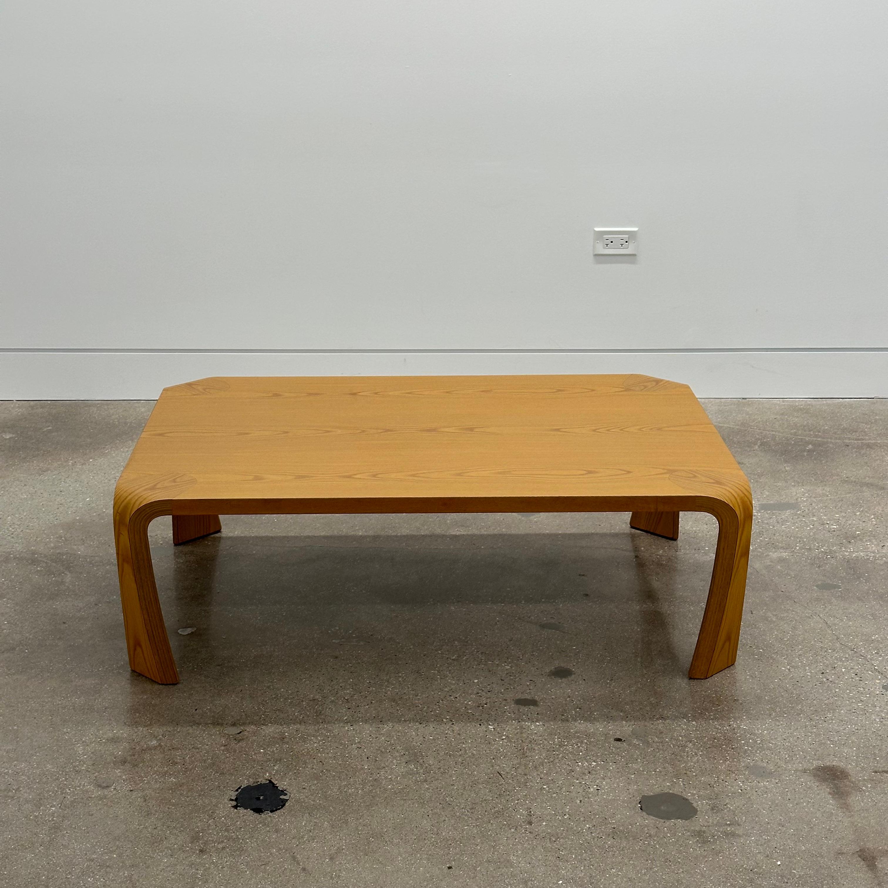 Table basse par Saburo Inui pour Tendo, France, années 1960. Cette magnifique table est une pièce très représentative du mobilier japonais grâce à sa forme organique et à son design efficace. Il est bas, ce qui lui permet de s'intégrer parfaitement