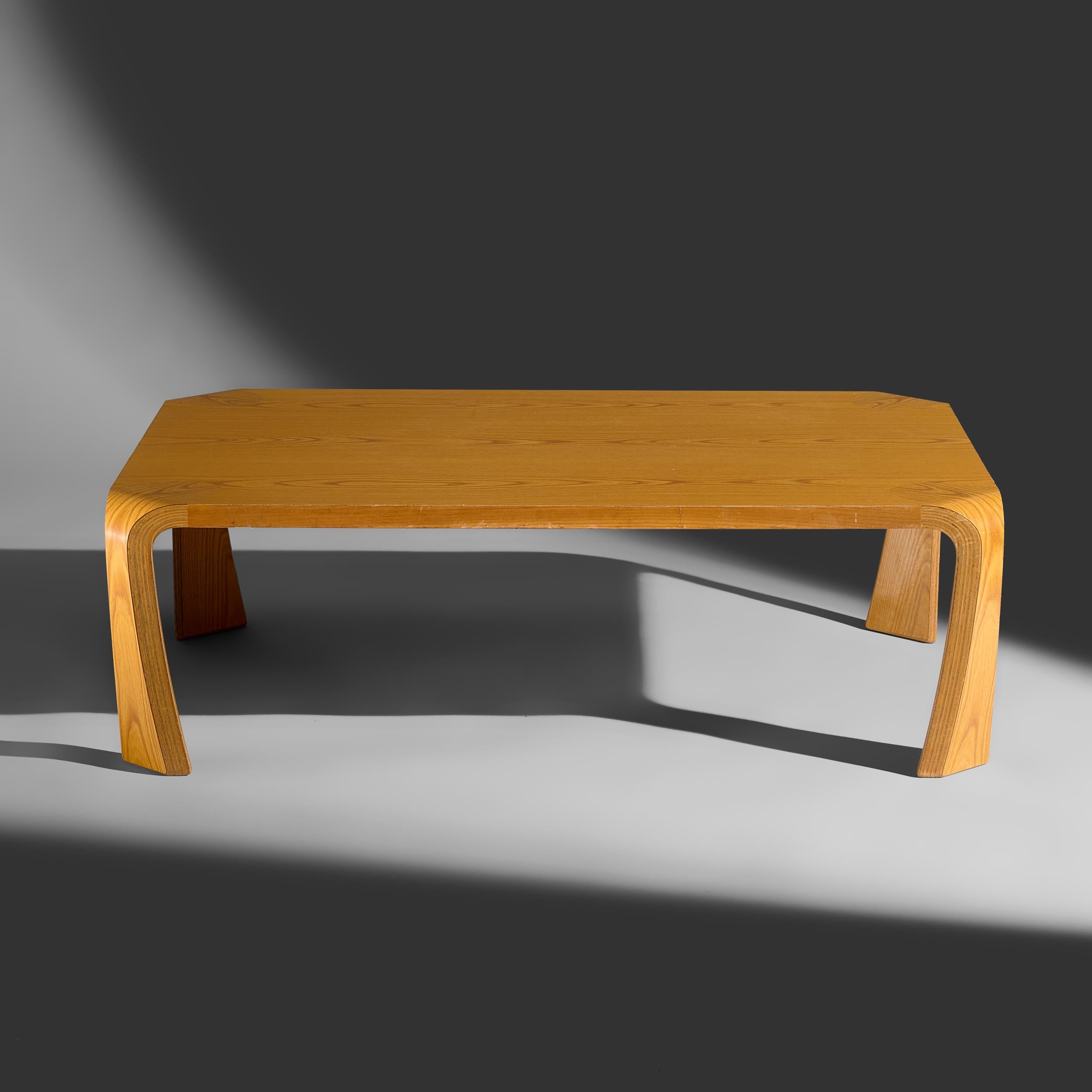 Table basse par Saburo Inui pour Tendo, Japon, années 1960. Cette magnifique table est une pièce très représentative du mobilier japonais grâce à sa forme organique et à son design efficace. Il est bas, ce qui lui permet de s'intégrer parfaitement à