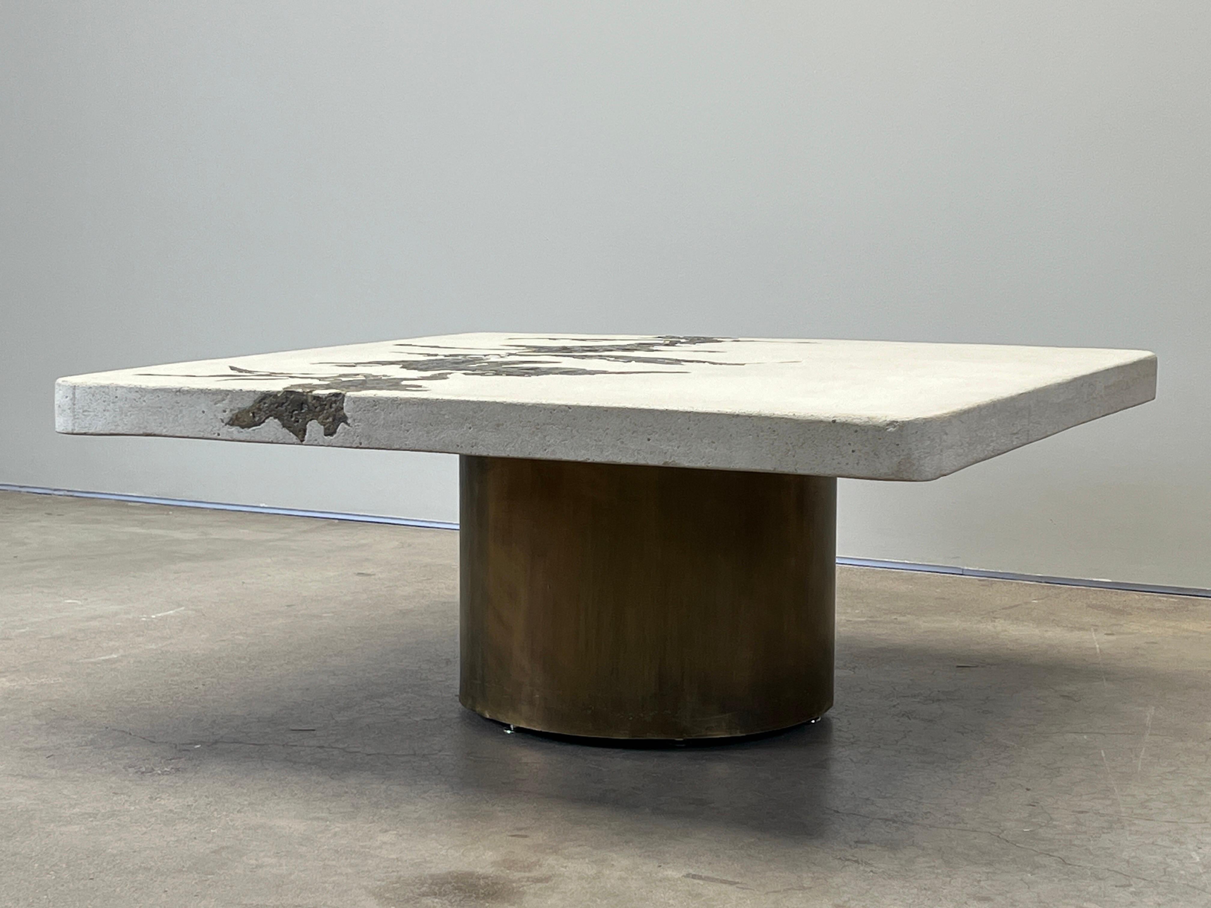 Couchtisch mit Bronzesockel und Betonplatte mit gegossener Bronze von Silas Seandel.