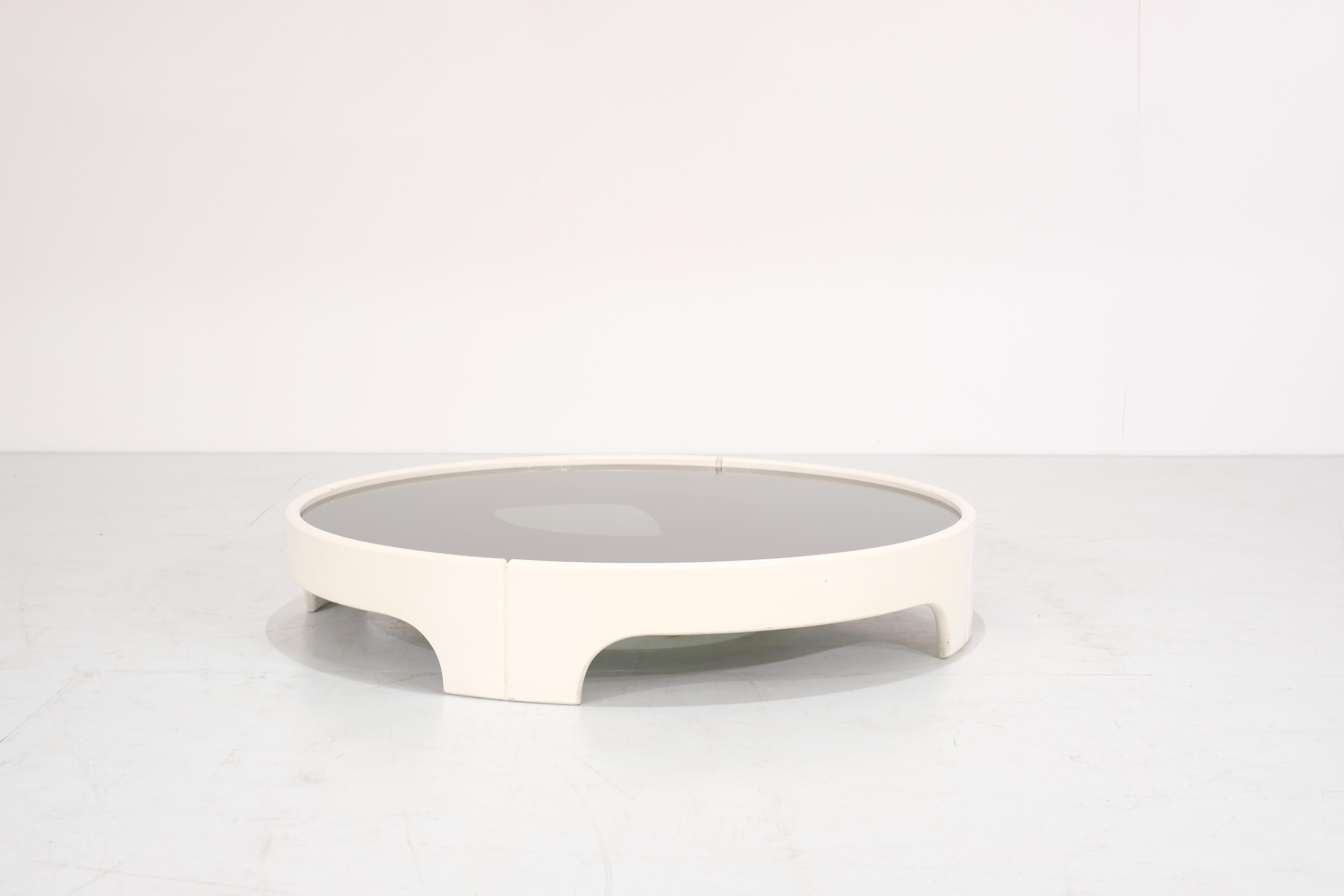 Amazing coffee table created by Tito Agnoli for Cinova in the 1960s.
It's one of the earliest edition of this table.

the particularity of this coffee table is its height relative to the ground. As you can see it is very low. This detail gives it a