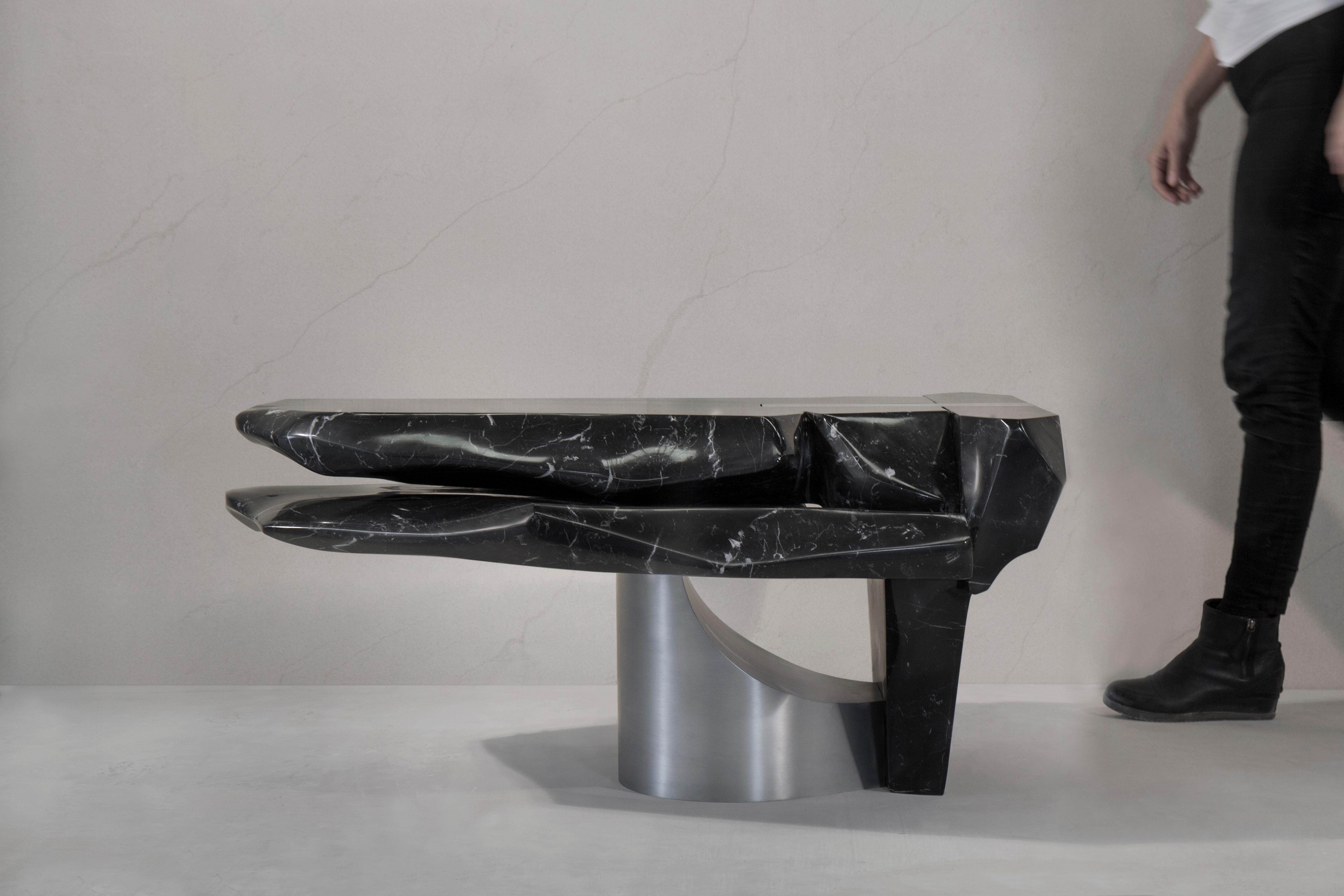 La table basse est issue de la série Re-Collectors de Todomuta Studio. Reconnue comme finaliste des prix AAD (Association andalouse des designers) en 2018, la collection Re-Collectors enquête et explore les frontières entre l'art, le design et