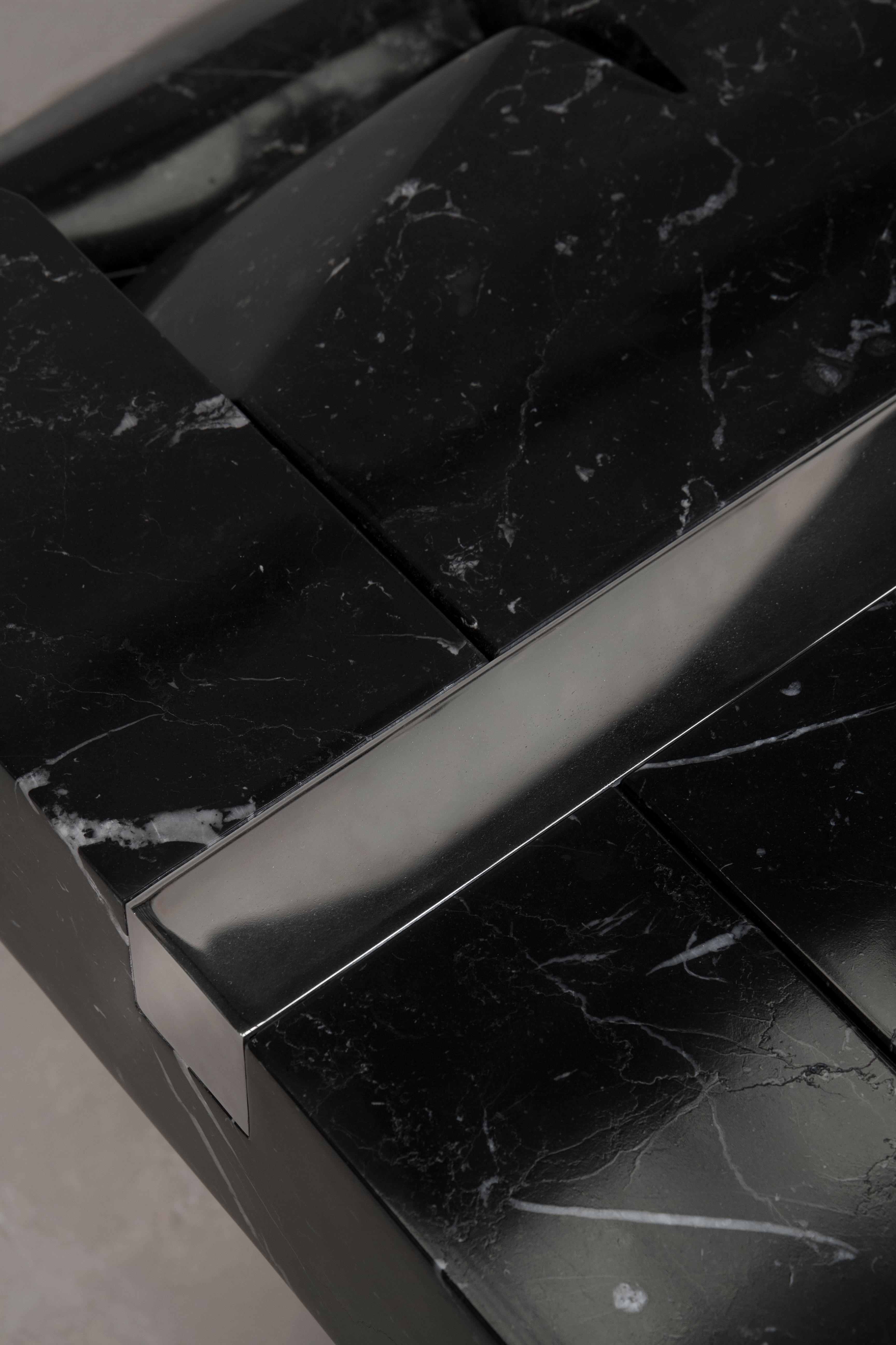 Table basse Todomuta Studio en marbre noir:: aluminium et acier inoxydable en vente 1