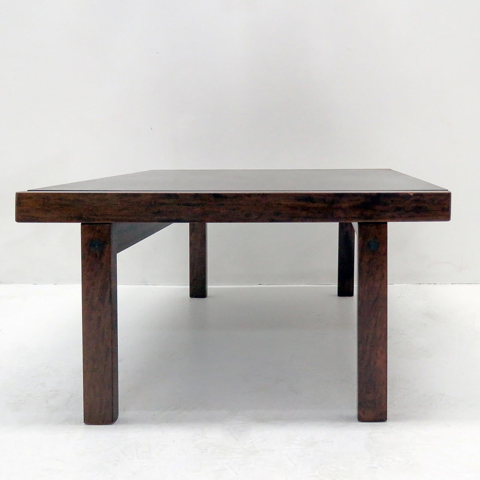 Merveilleuse petite table basse ou table d'appoint en chêne teinté foncé par Torbjørn Afdal pour Bruksbo, Norvège, 1960.