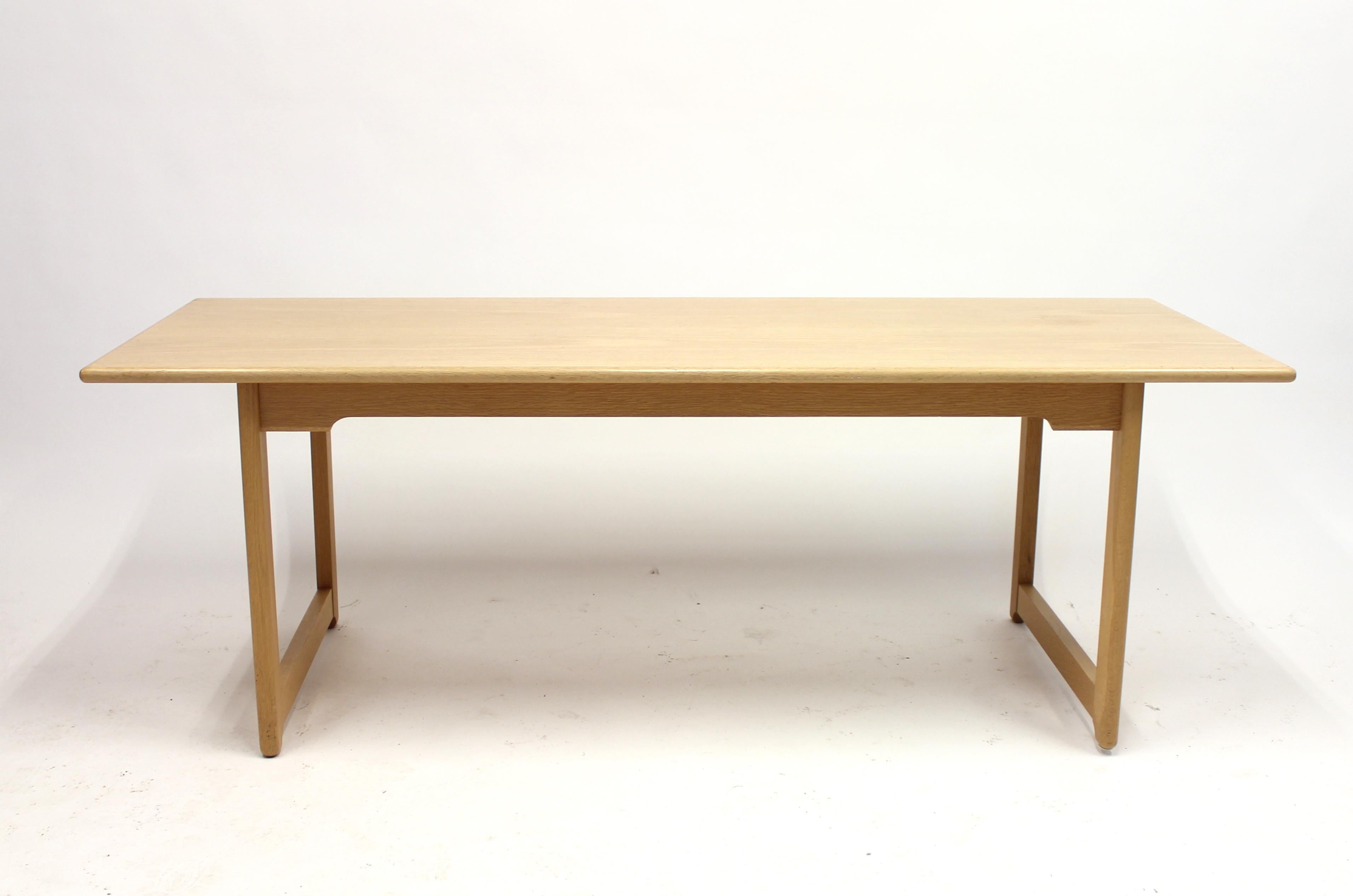 Oak coffee table designed by the dynamic duo Tove & Edvard Kindt-Larsen for AB Seffle Möbelfabrik for whom they designed numerous products for and had an extensive collaboration with for many years. Untouched original condition, some ware to