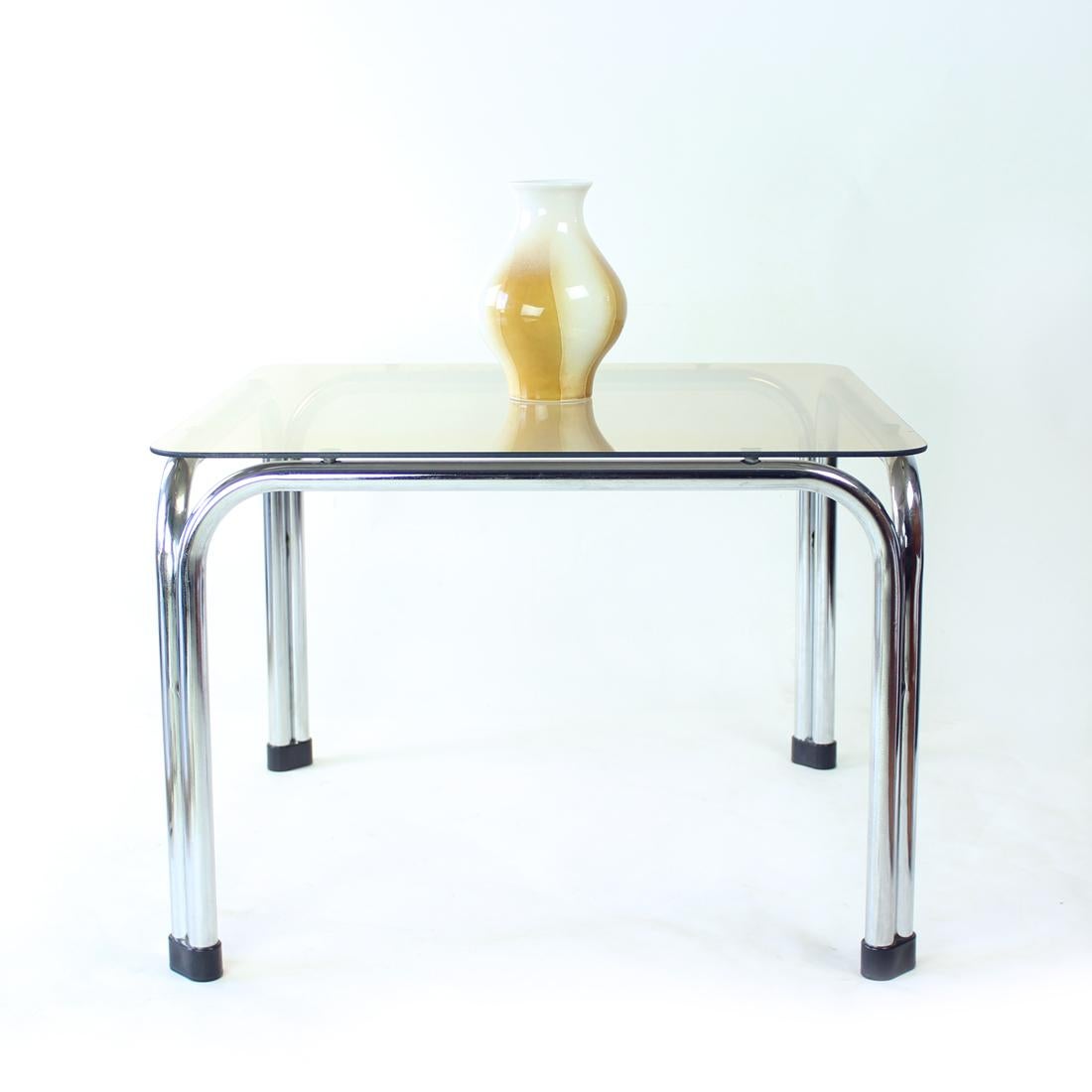 Cette table basse originale fait partie d'une collection produite par la société Kodreta en Tchécoslovaquie. Conçu par Viliam Chlebo. Cette table au design fonctionnel repose sur quatre pieds en forme de U qui forment un cadre et accueillent un