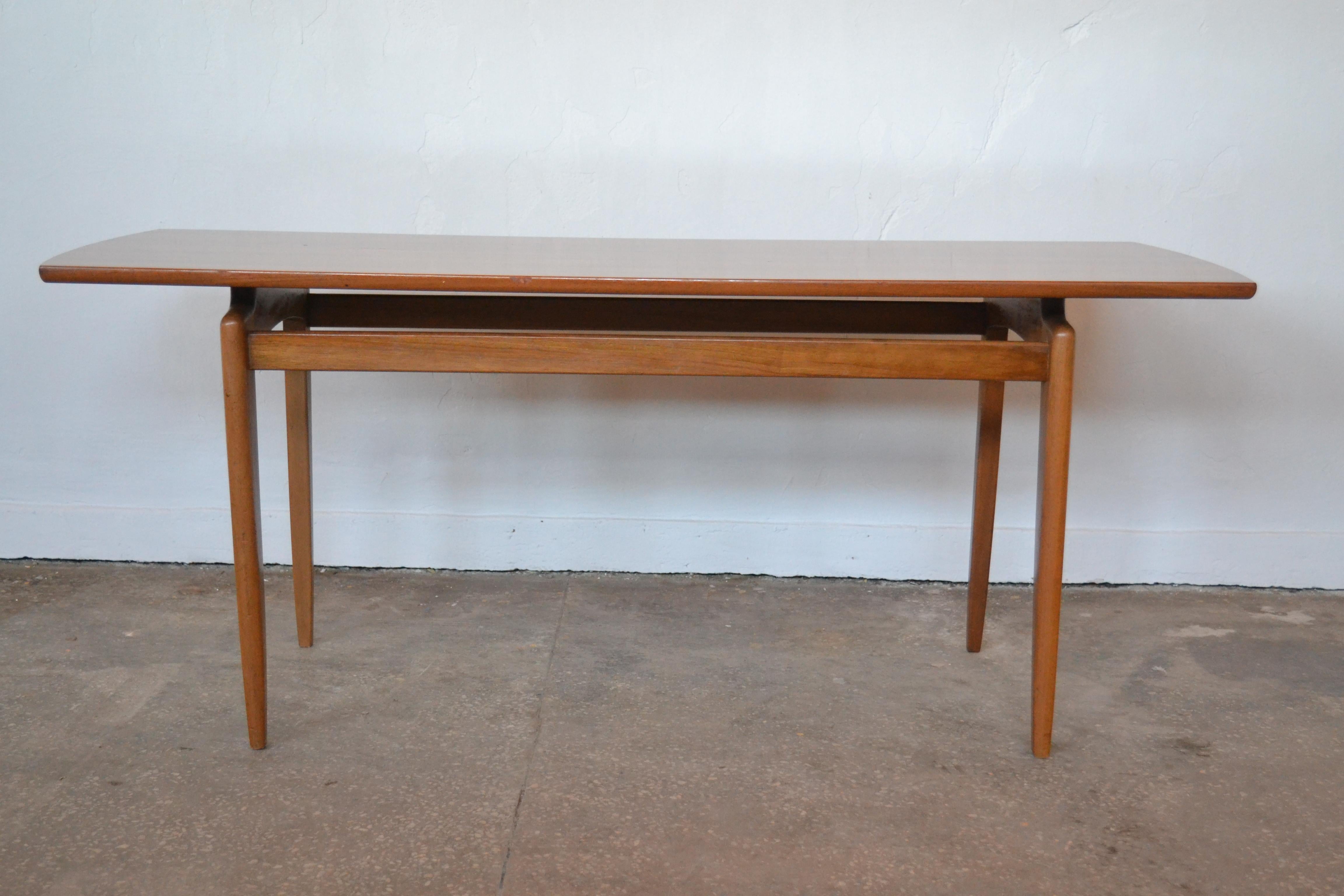 This coffee table from the 1970s was produced by Wilhelm Renz. It remains fully original.