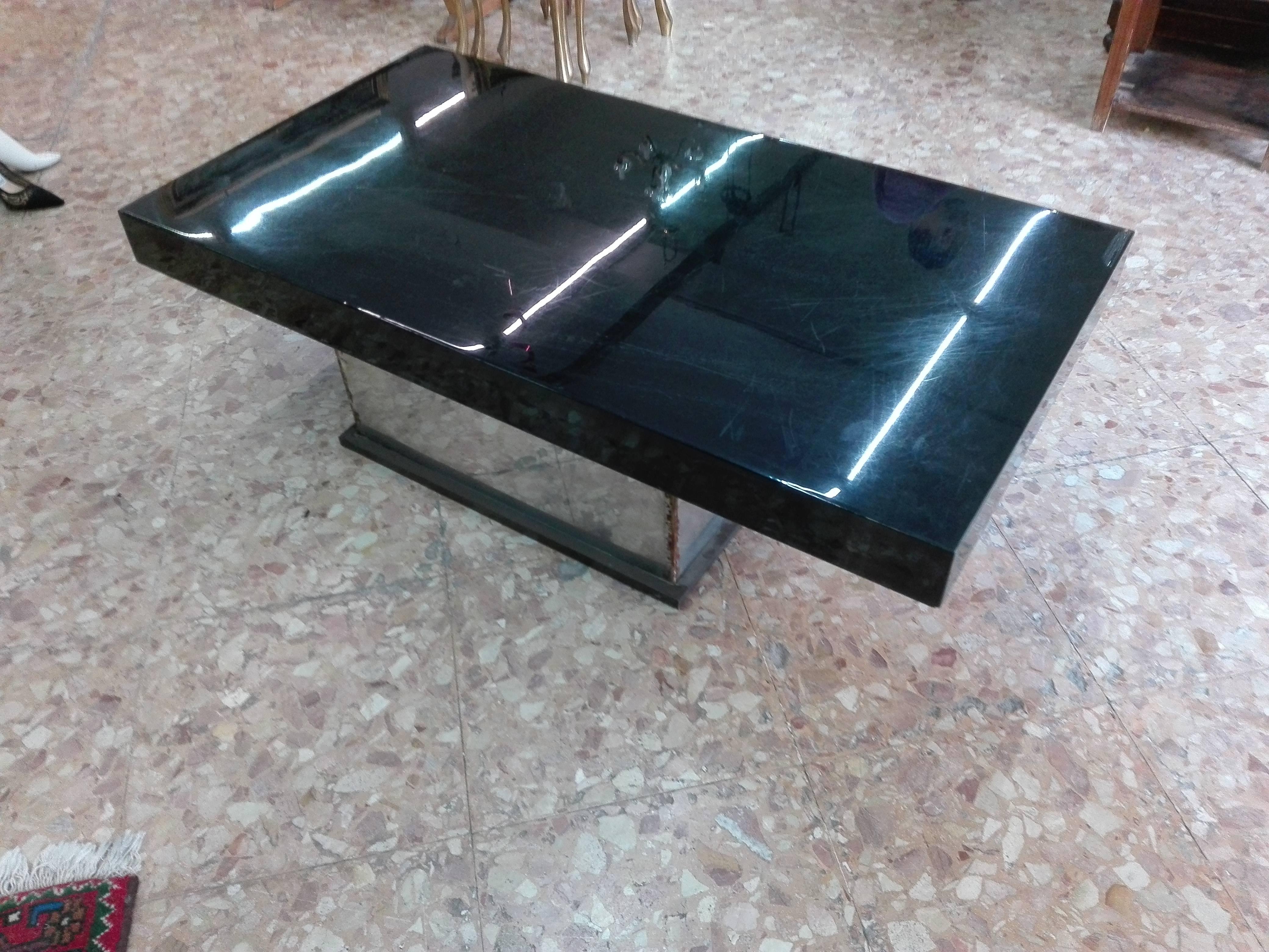 Coffee table designed by Willy Rizzo and produced in the 1960s and 1970s. It is made of coated and lacquered black steel.