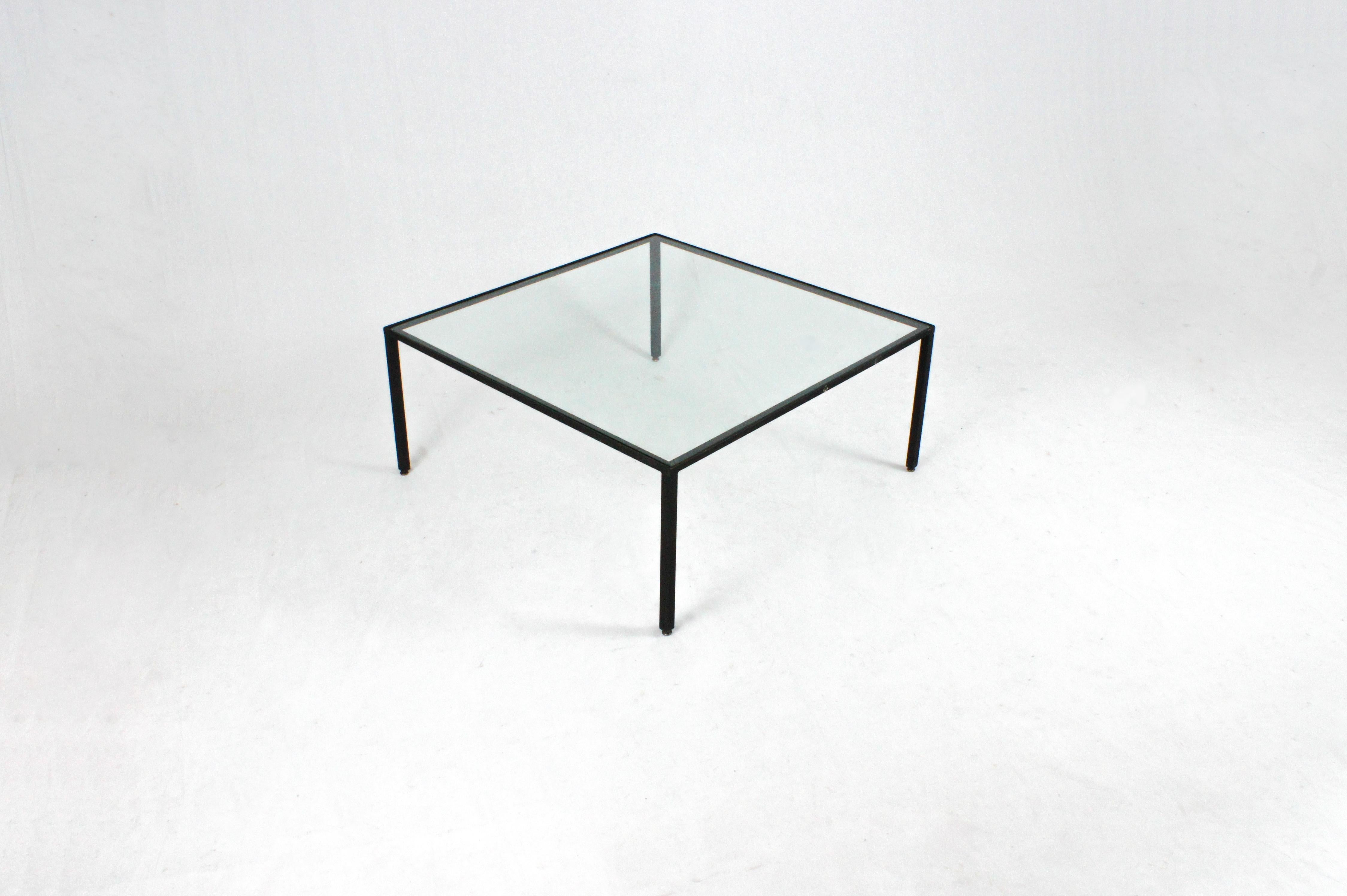 Tavolino da centro degli anni 60 disegnato da Franco Campo e Carlo Graffi e prodotto dalla loro azienda 'Home torino'.

Il telaio è in metallo con effetto martellato, il cristallo è l'originale (marchiato SIVET), i piedi sono regolabili.

Presenta