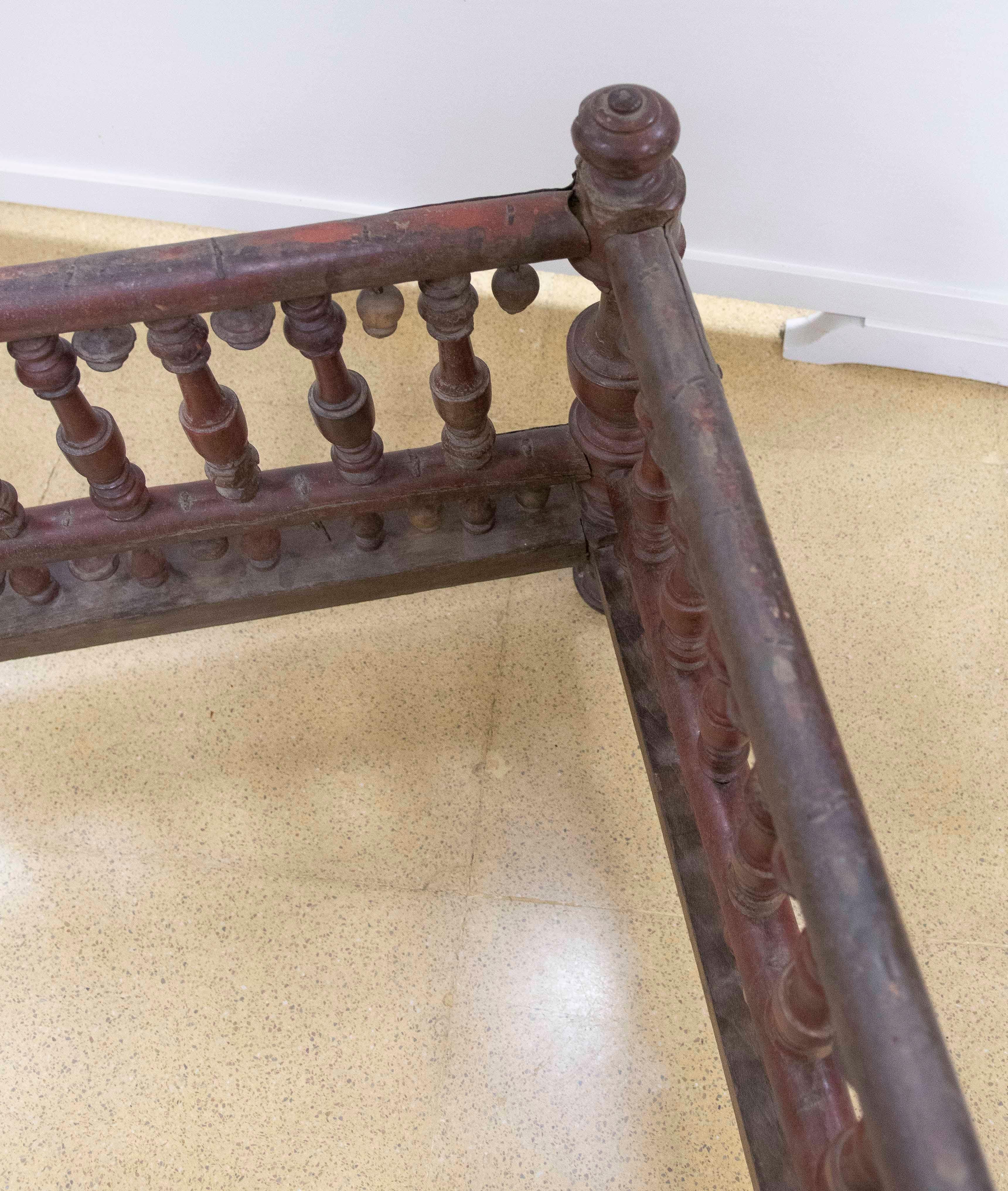 Aus Holz geschnitzter Couchtisch mit gedrechselten Verzierungen und Originalmalerei im Angebot 5