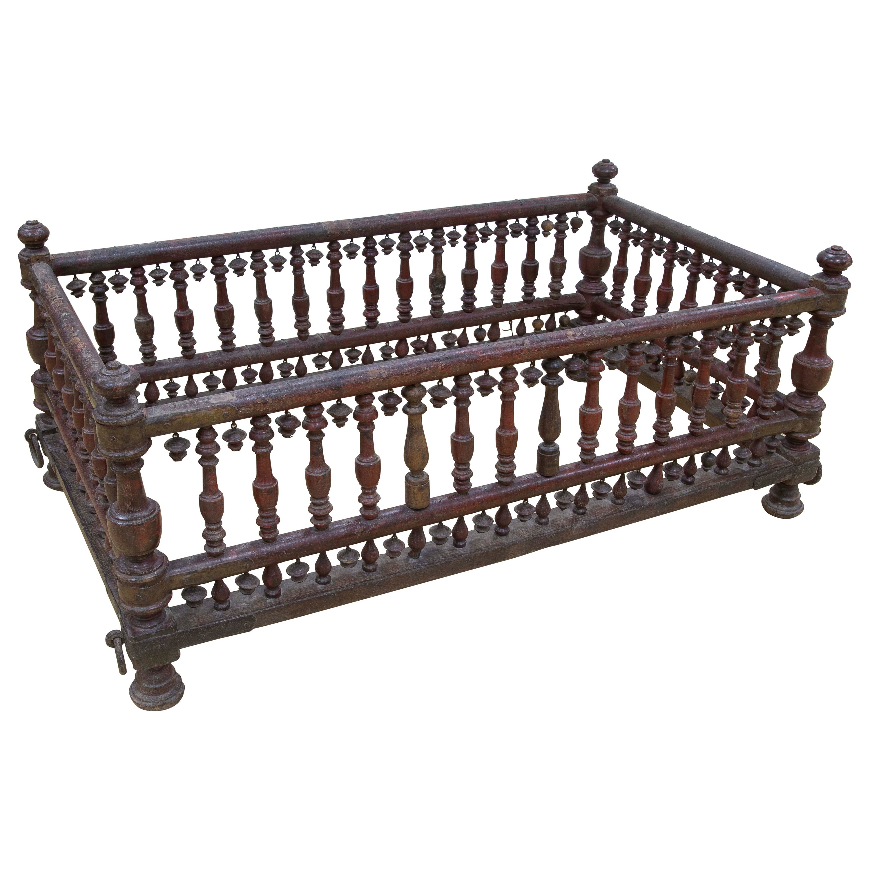 Mesa de centro tallada en madera con adornos torneados y pintura original en venta