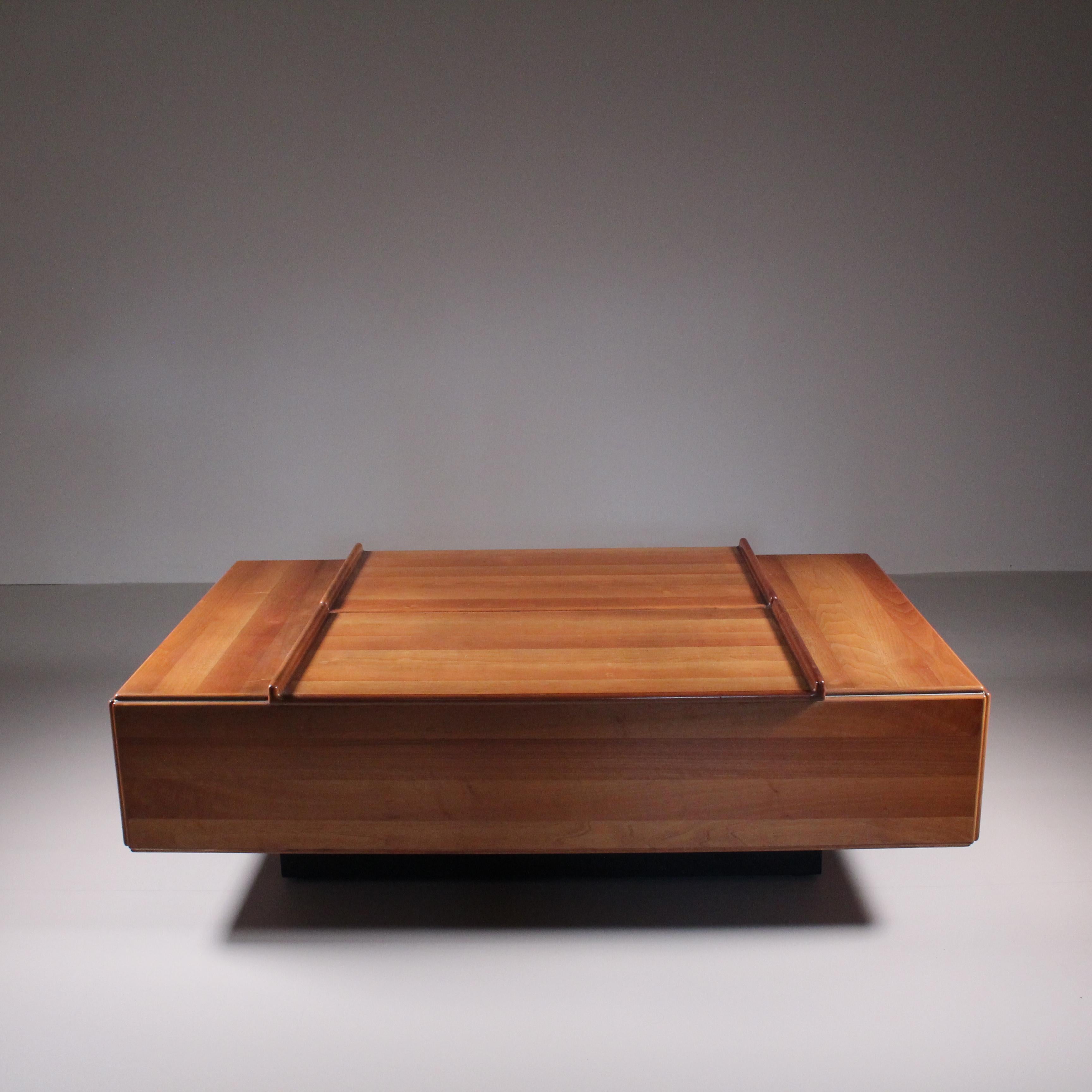An incredible object. Not just a coffee table but a central storage unit, with space for an entire bar and all the items you want to display or hide or protect. This foldable wooden coffee table, manufactured by Stildomus is perfect to enter the