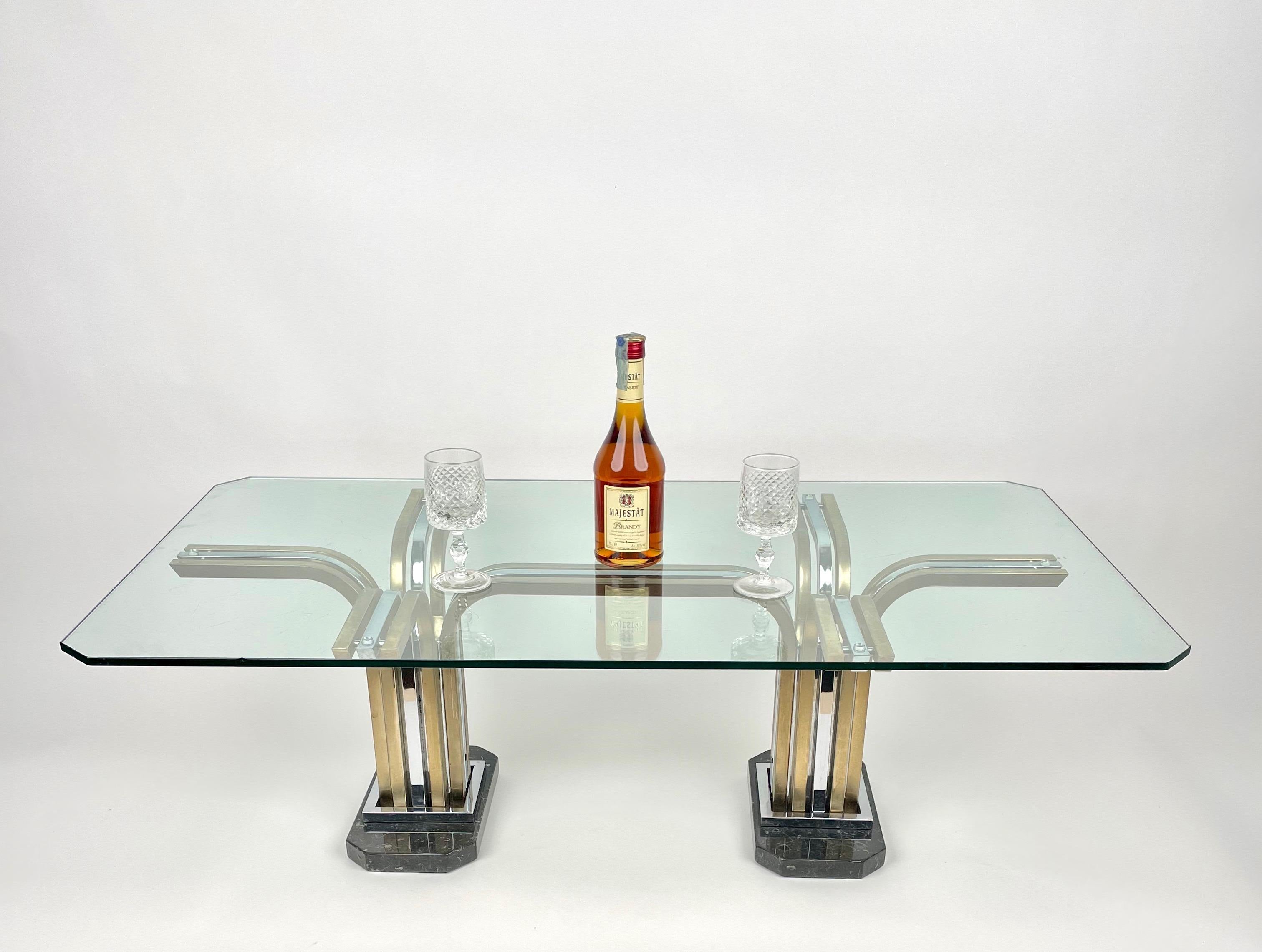 Couchtisch aus Chrom, Messing, Marmor und Glas im Romeo Rega-Stil, Italien, 1970er Jahre (Ende des 20. Jahrhunderts) im Angebot