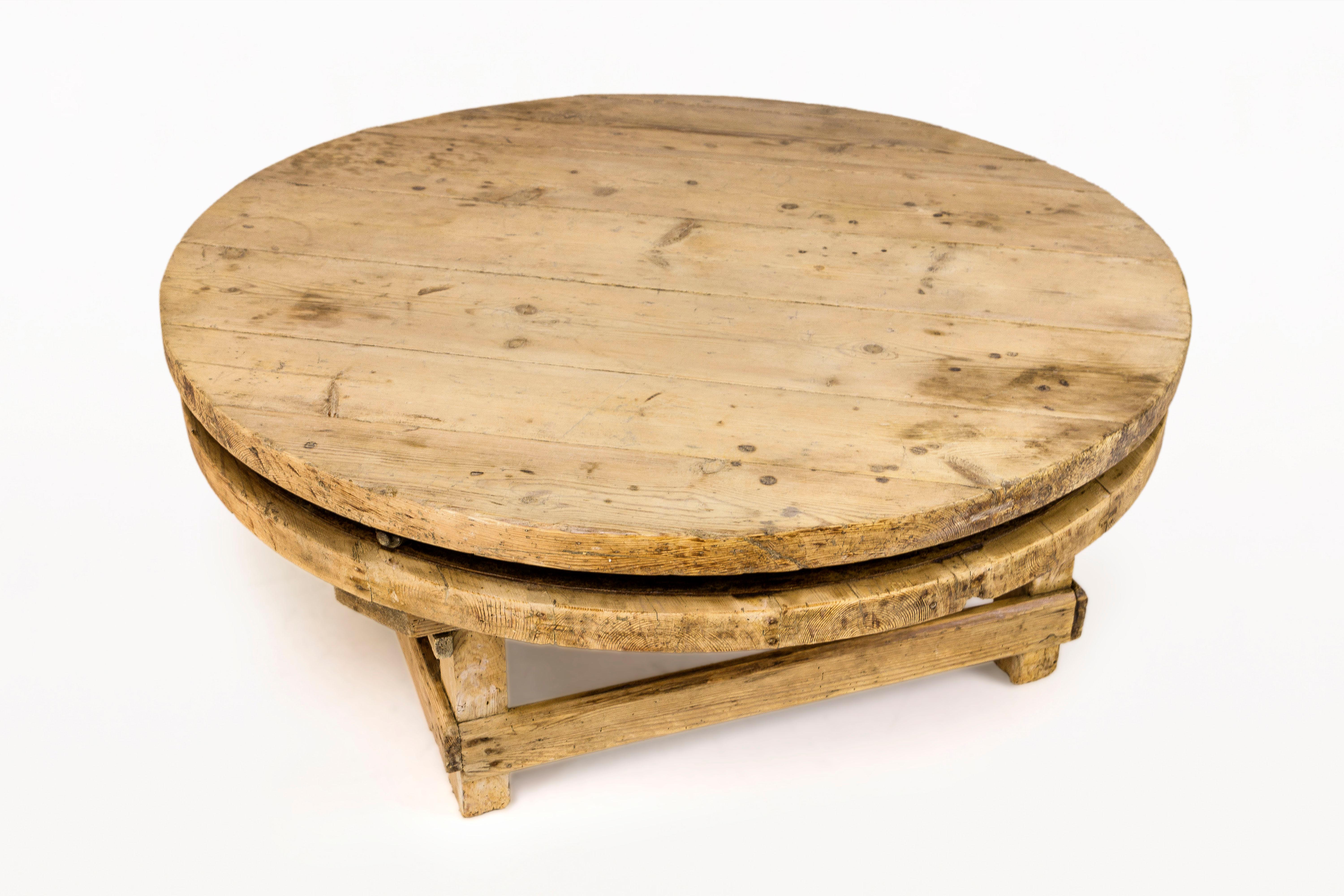 Original 19th century full-size sculpture's table
Coffee table/rustic coffee table.
Made with pine.
The tabletop rotates 360 degrees on its axis,
circa 1900, France.
Wear consistent with age and use.
Good vintage condition.