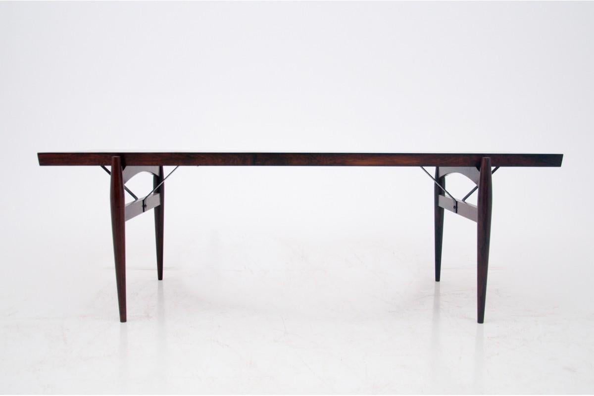 Coffee table, Danish design, 60s.

Very good condition. after professional renovation. The wood has been cleaned and finished with a durable varnish.

Minimalist, timeless design will work great in modern, contemporary interiors. The whole veneered