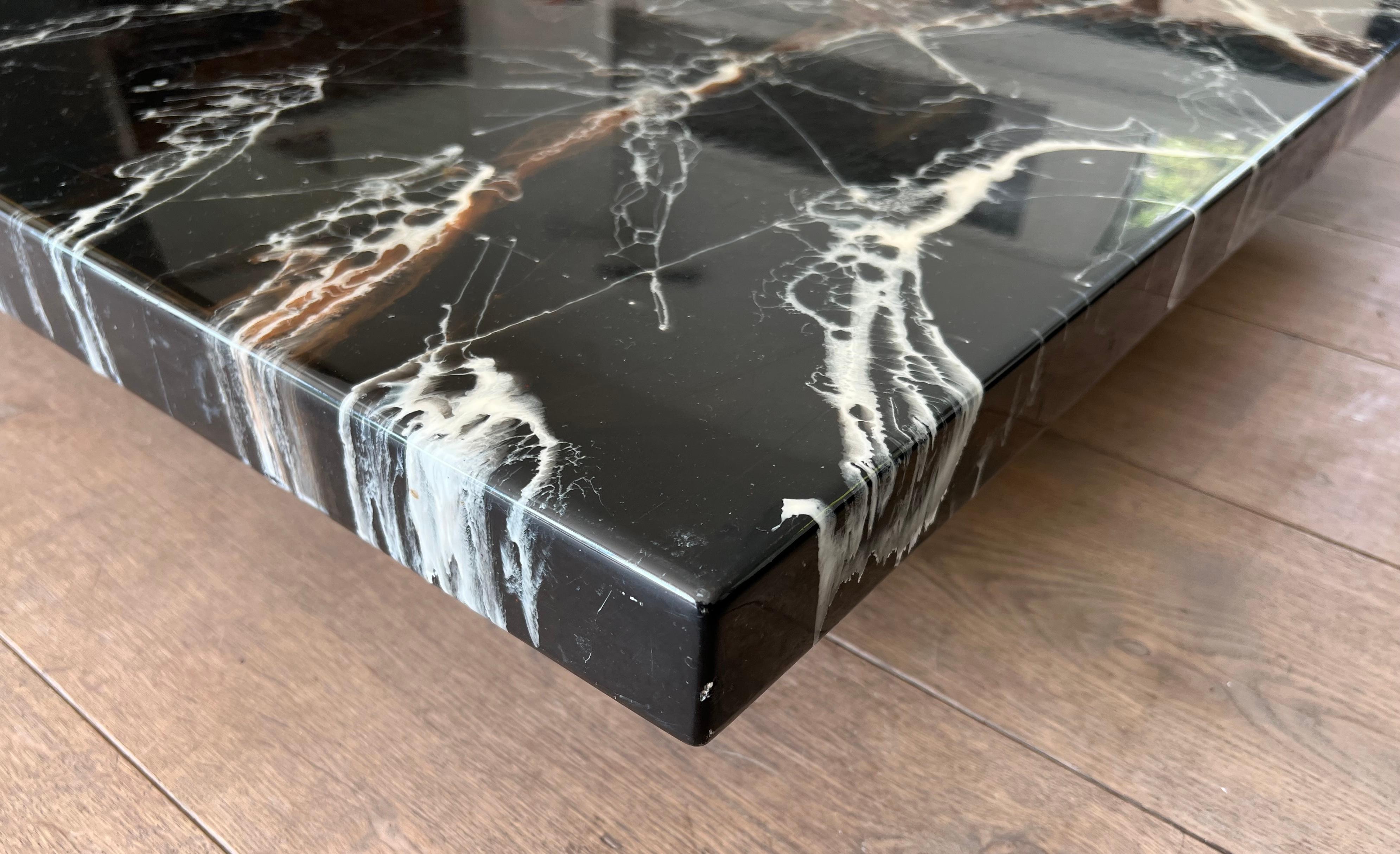 Mesa de centro compuesta por dos mesas de mármol de imitación de diseño que descansan sobre patas cromadas en venta 4