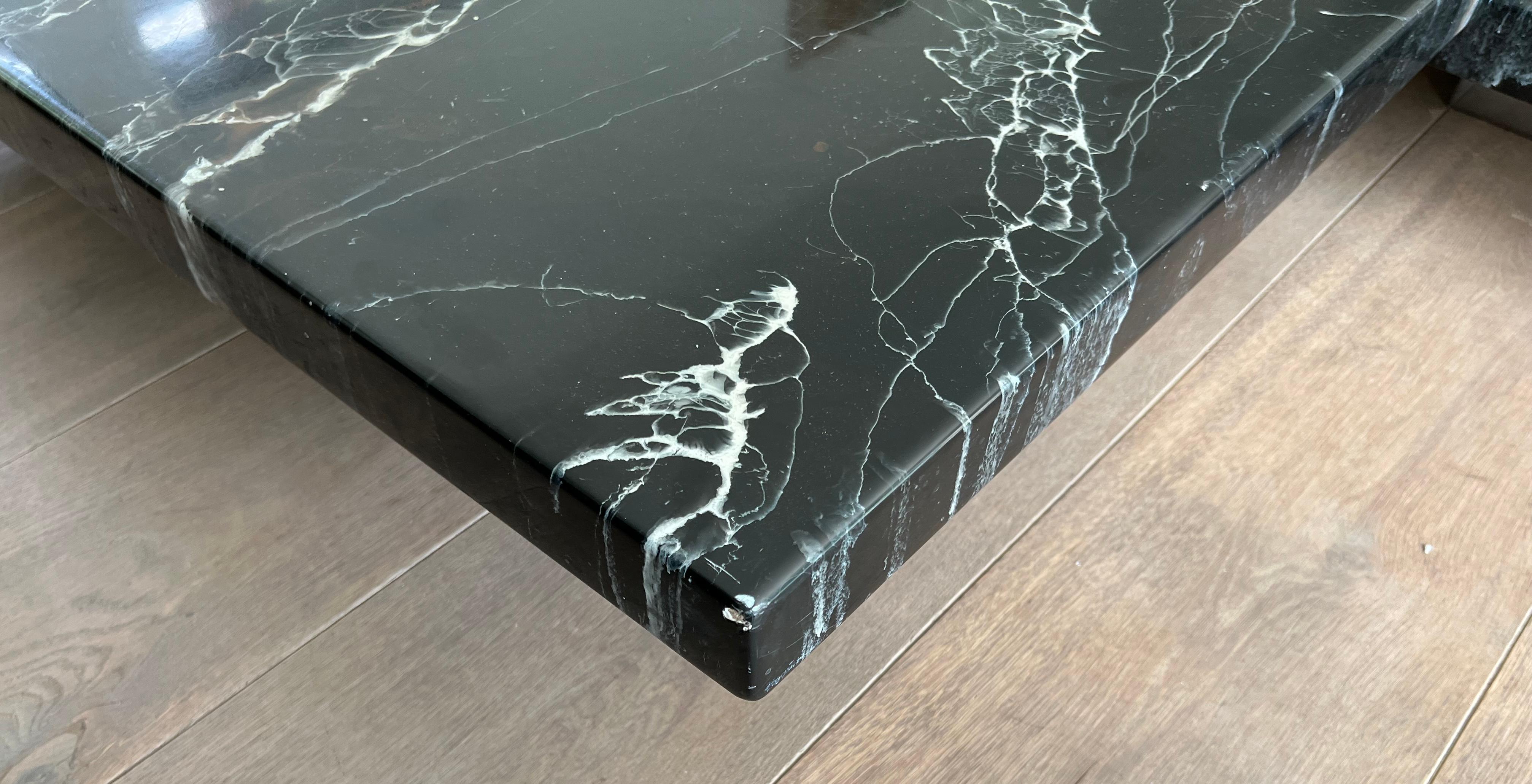Mesa de centro compuesta por dos mesas de mármol de imitación de diseño que descansan sobre patas cromadas en venta 5