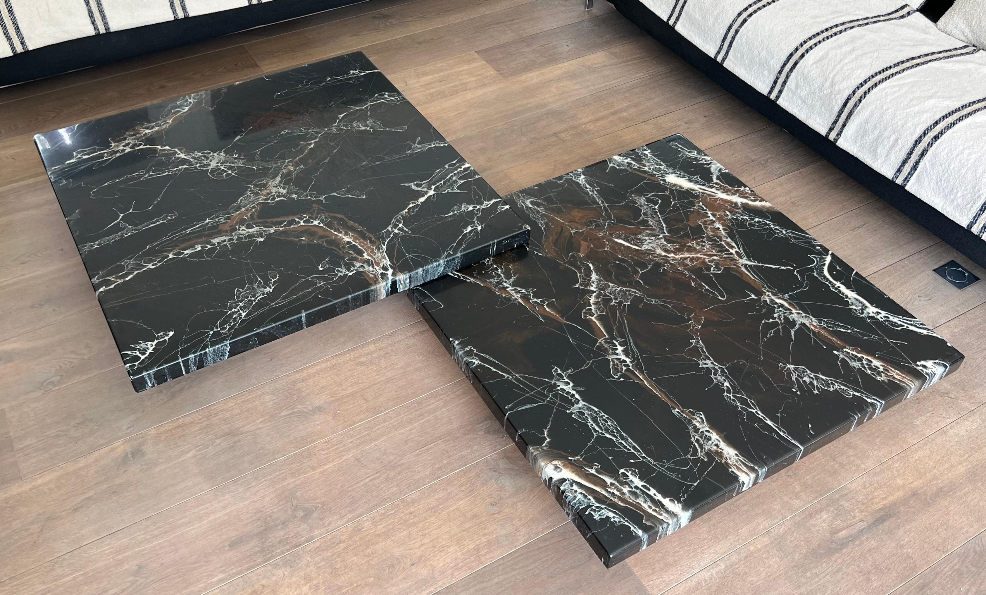 Mesa de centro compuesta por dos mesas de mármol de imitación de diseño que descansan sobre patas cromadas en venta 6