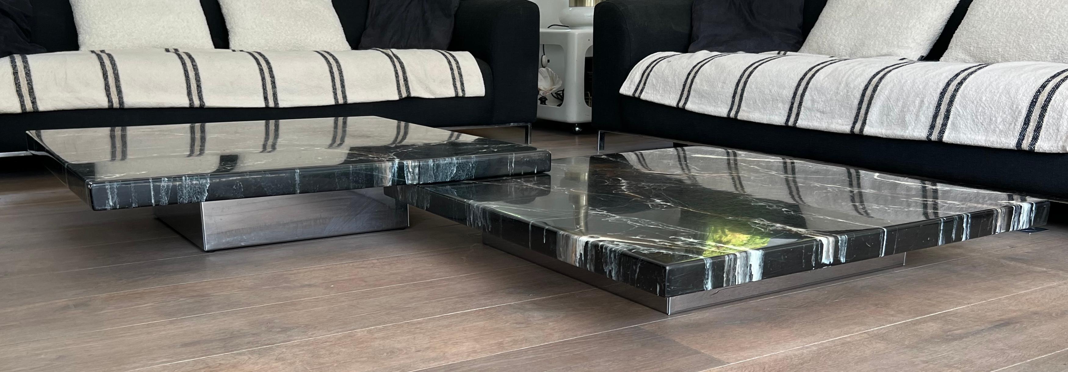 Mesa de centro compuesta por dos mesas de mármol de imitación de diseño que descansan sobre patas cromadas en venta 7