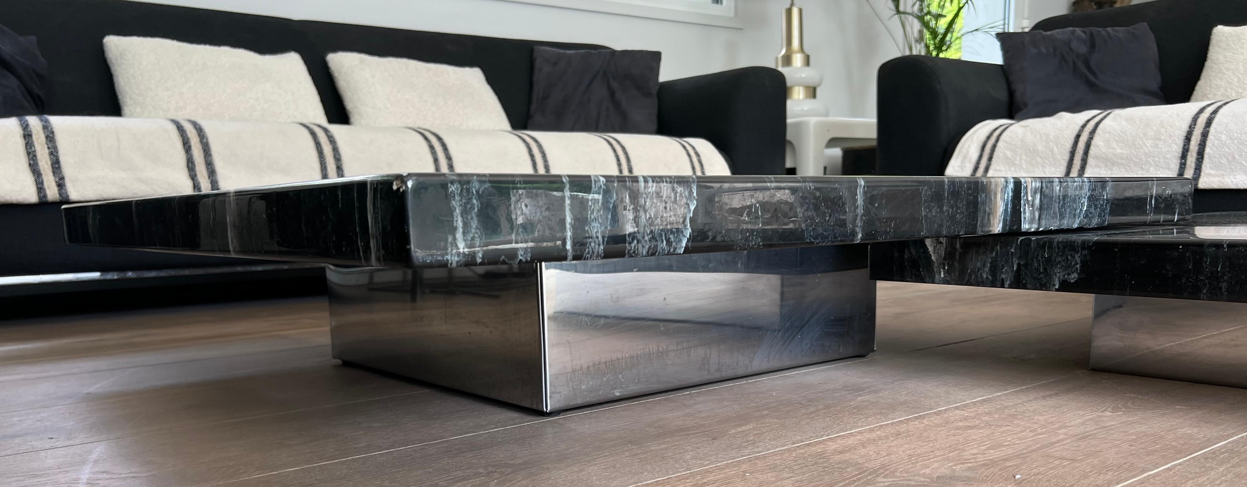 Mesa de centro compuesta por dos mesas de mármol de imitación de diseño que descansan sobre patas cromadas en venta 8