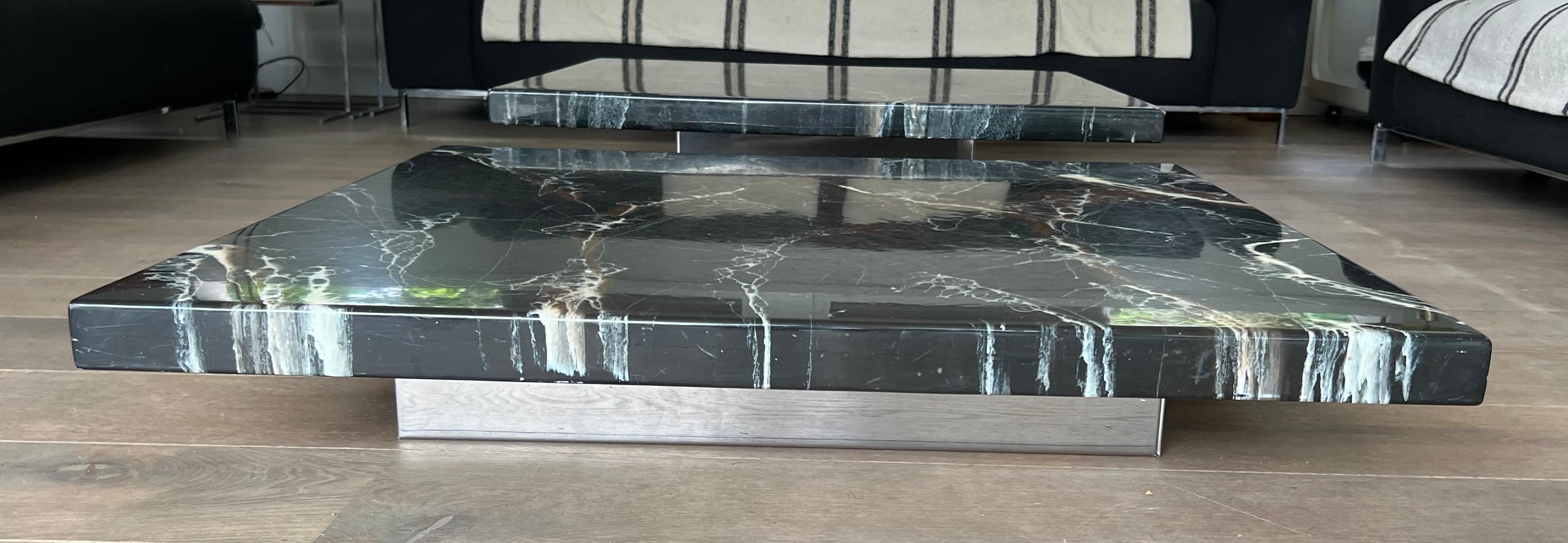 Mesa de centro compuesta por dos mesas de mármol de imitación de diseño que descansan sobre patas cromadas en venta 9