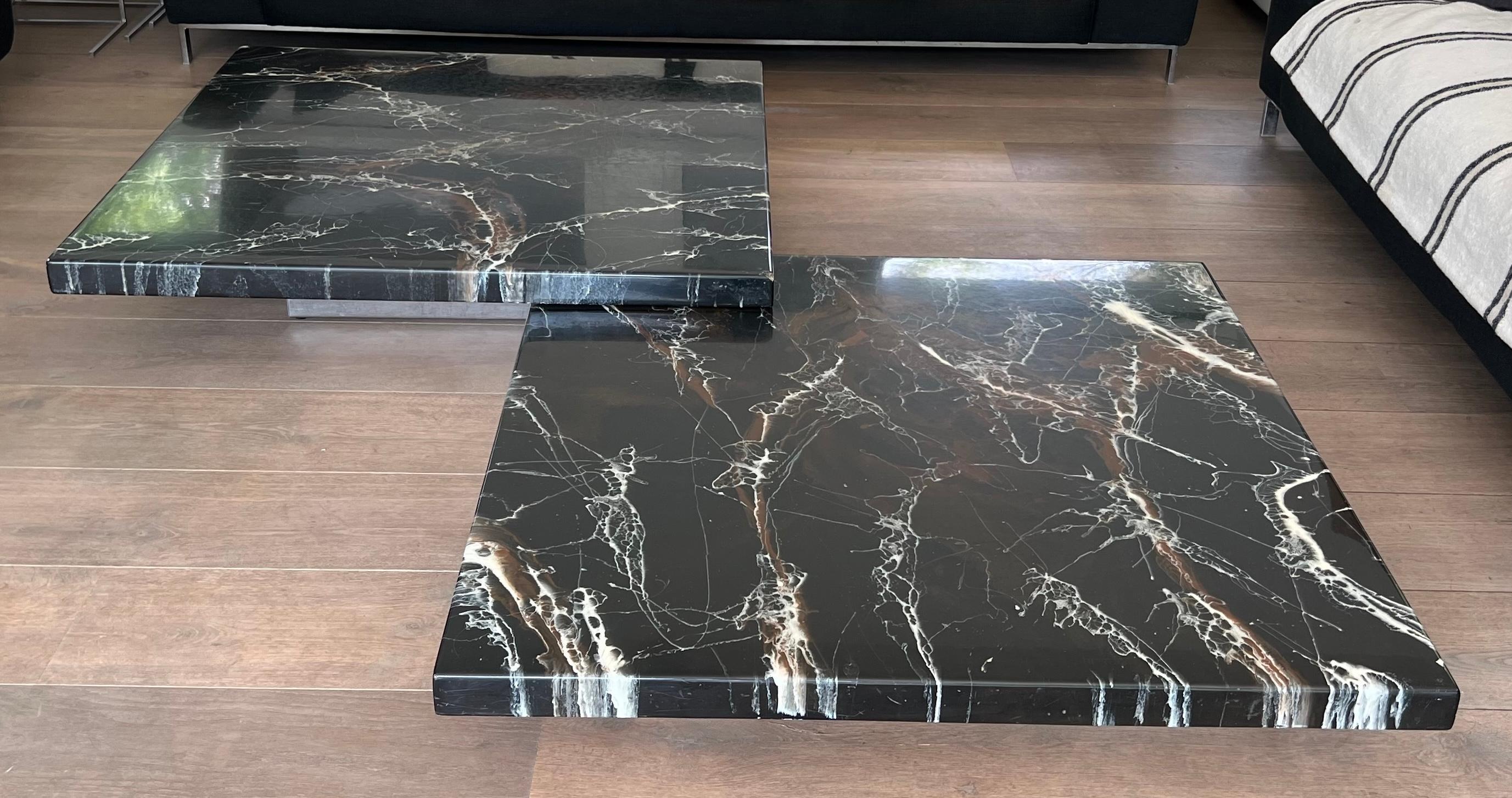 Mesa de centro compuesta por dos mesas de mármol de imitación de diseño que descansan sobre patas cromadas en venta 10