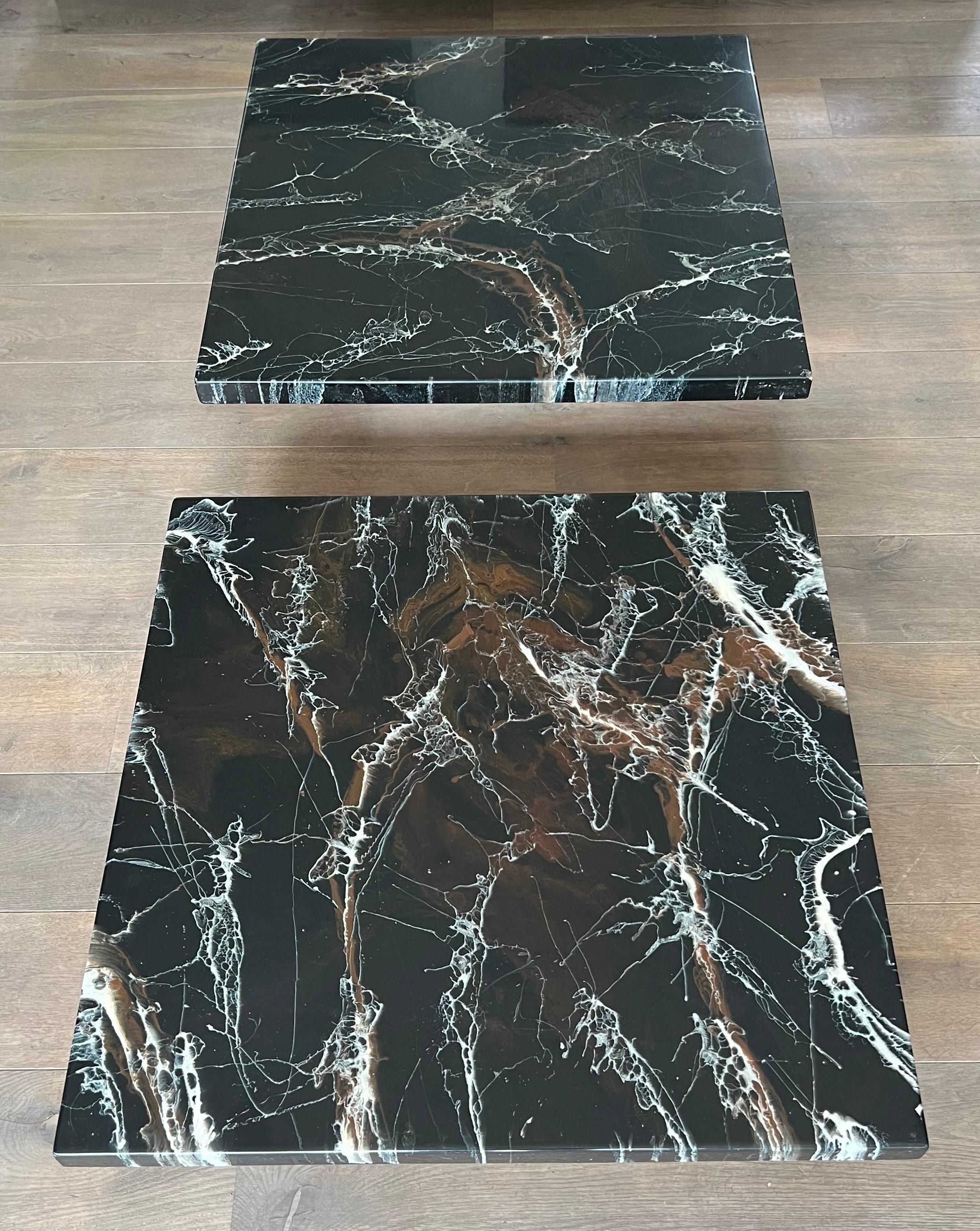 Mesa de centro compuesta por dos mesas de mármol de imitación de diseño que descansan sobre patas cromadas en venta 11