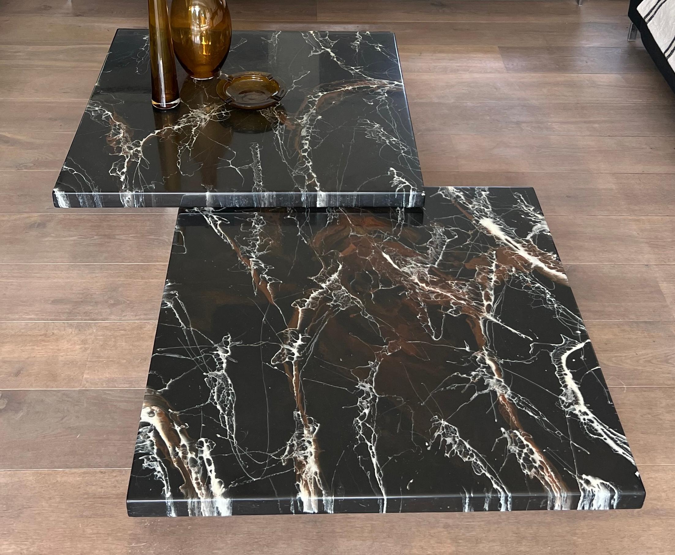 Mesa de centro compuesta por dos mesas de mármol de imitación de diseño que descansan sobre patas cromadas en venta 12