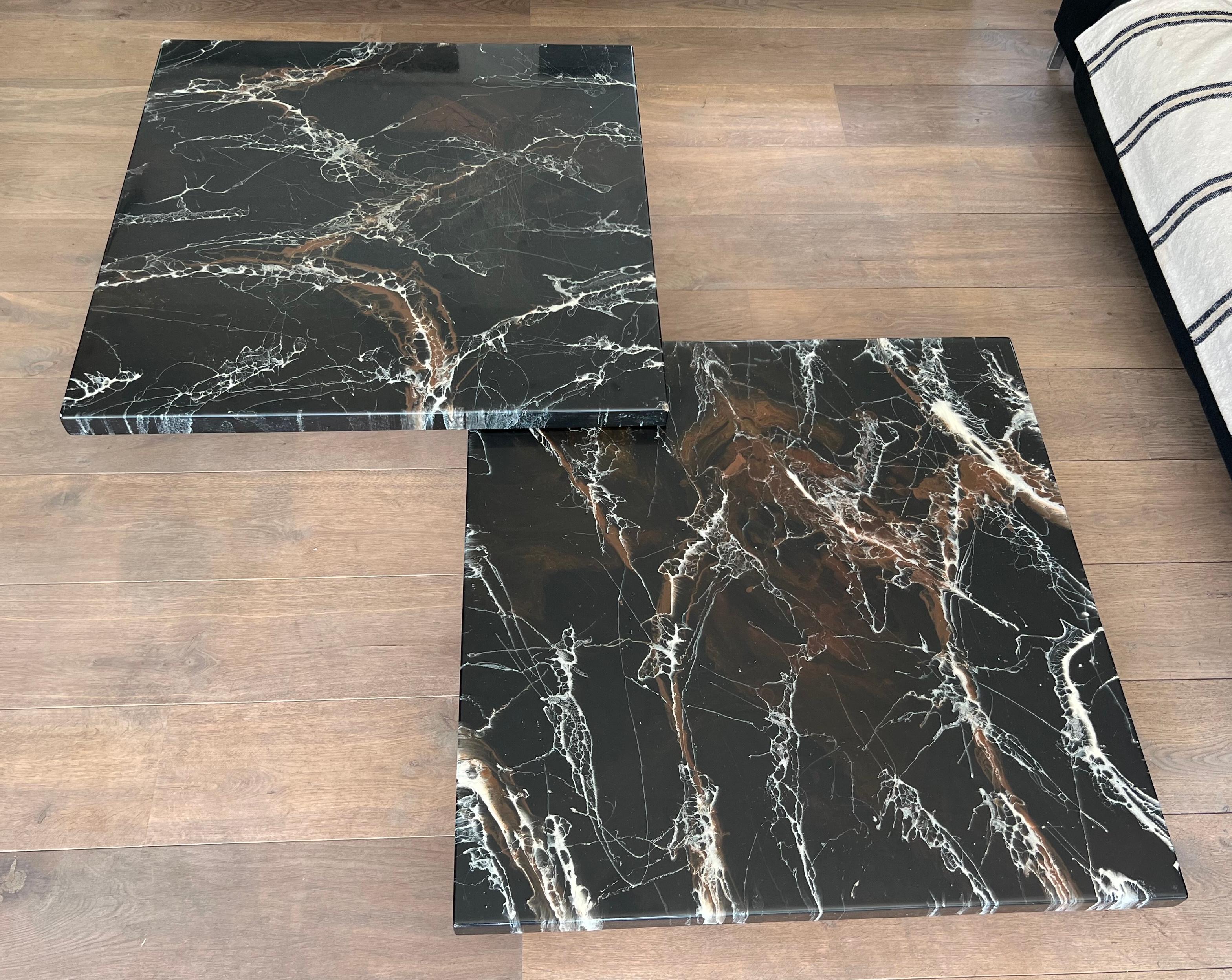 Mesa de centro compuesta por dos mesas de mármol de imitación de diseño que descansan sobre patas cromadas Moderno de mediados de siglo en venta