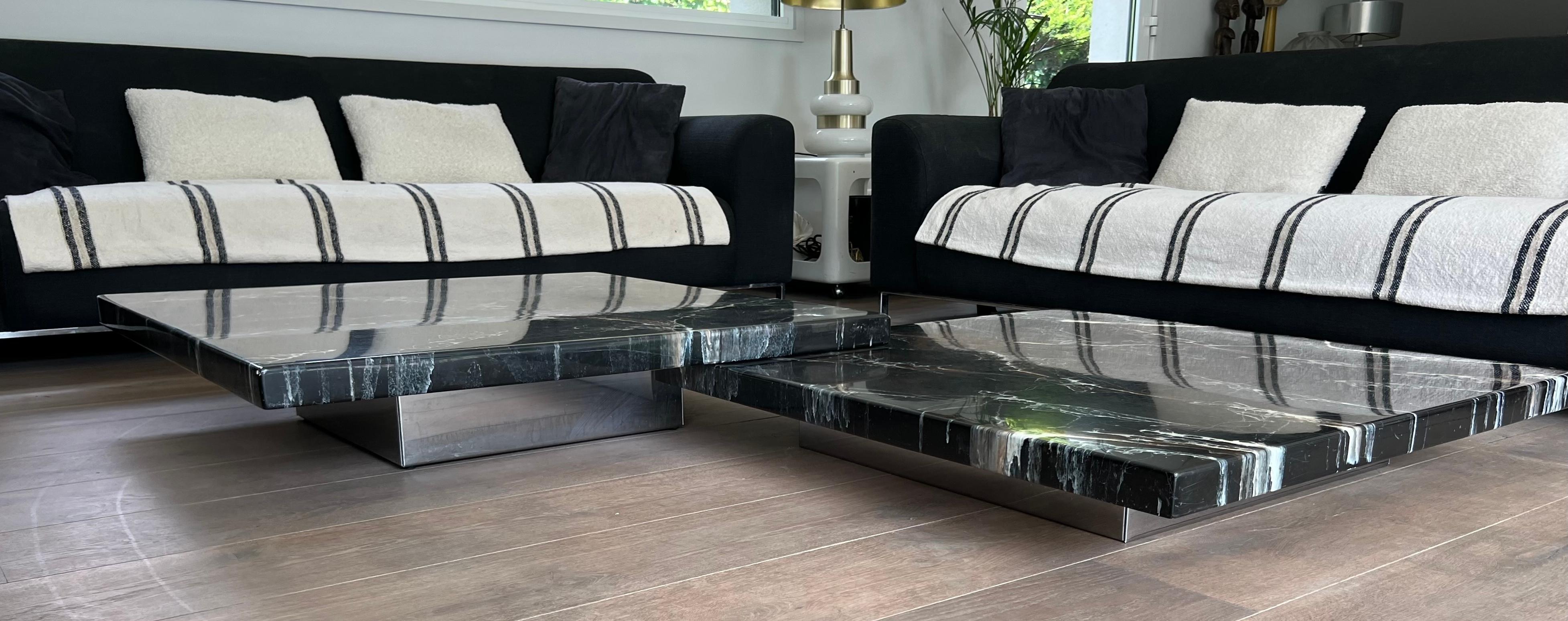 Mesa de centro compuesta por dos mesas de mármol de imitación de diseño que descansan sobre patas cromadas Belga en venta