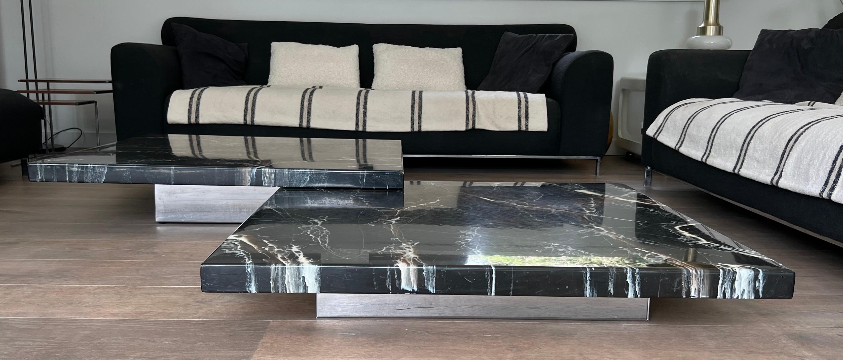 Mesa de centro compuesta por dos mesas de mármol de imitación de diseño que descansan sobre patas cromadas en Bueno estado para la venta en Marcq-en-Barœul, Hauts-de-France
