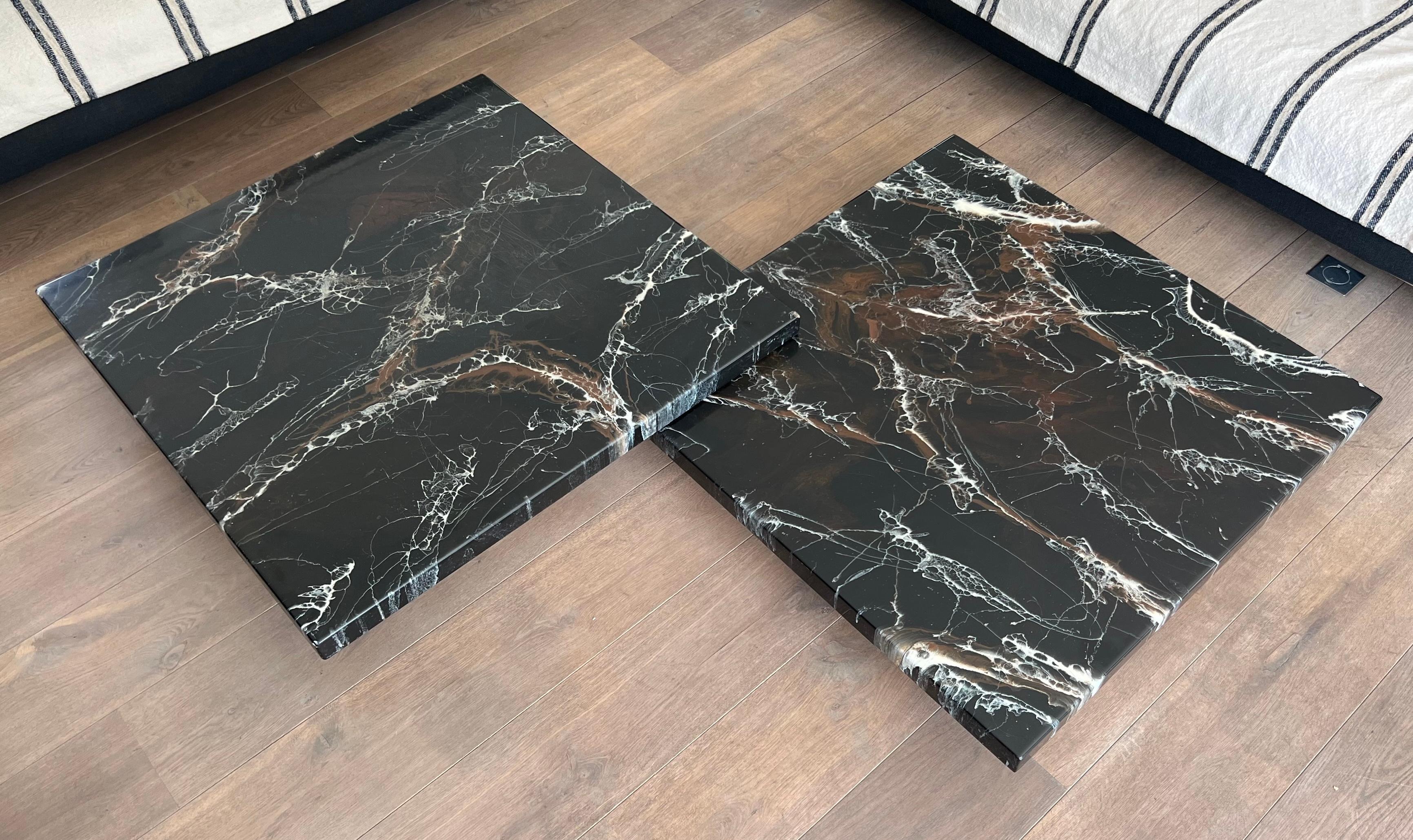 Mesa de centro compuesta por dos mesas de mármol de imitación de diseño que descansan sobre patas cromadas finales del siglo XX en venta