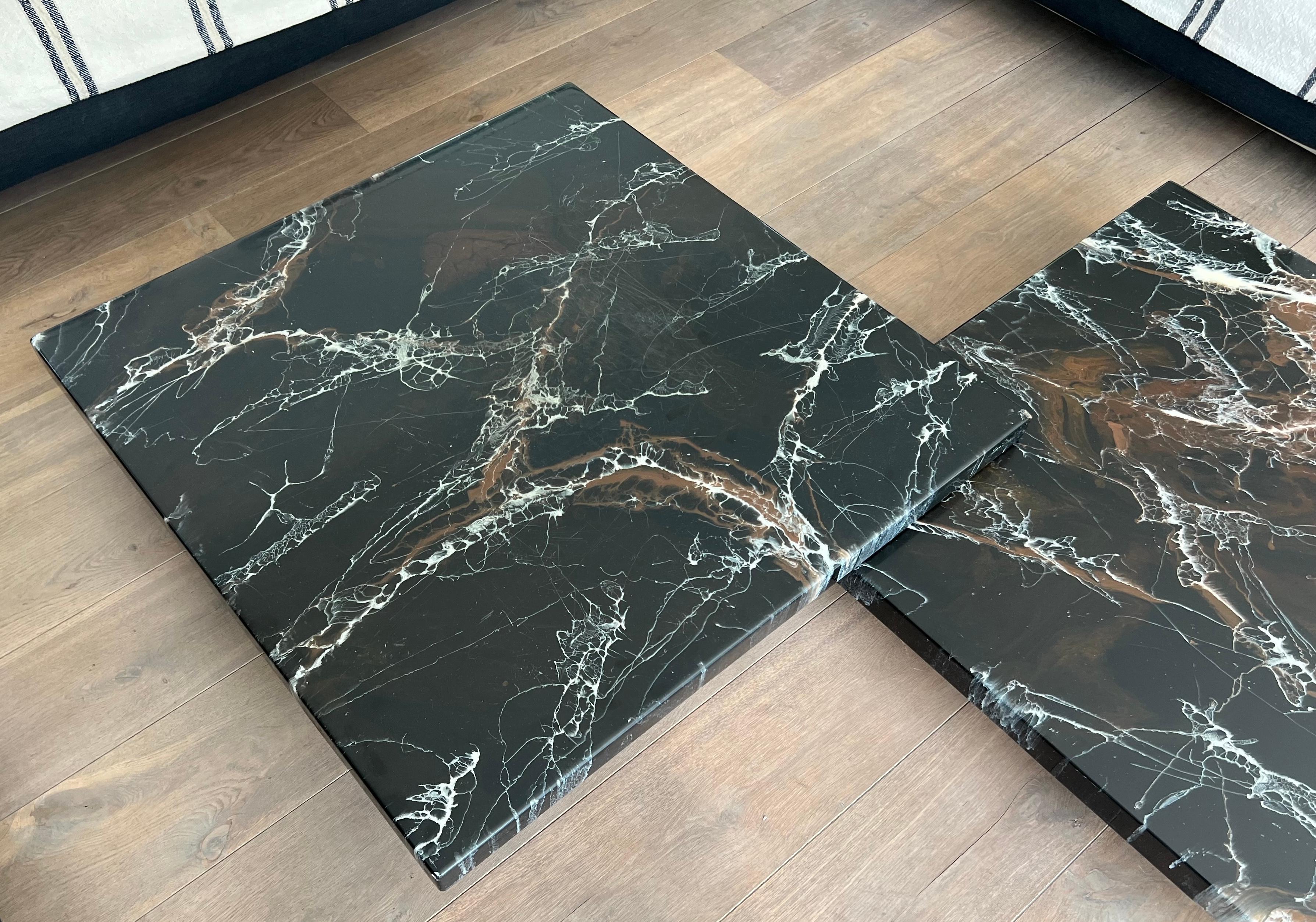 Mesa de centro compuesta por dos mesas de mármol de imitación de diseño que descansan sobre patas cromadas Cromo en venta
