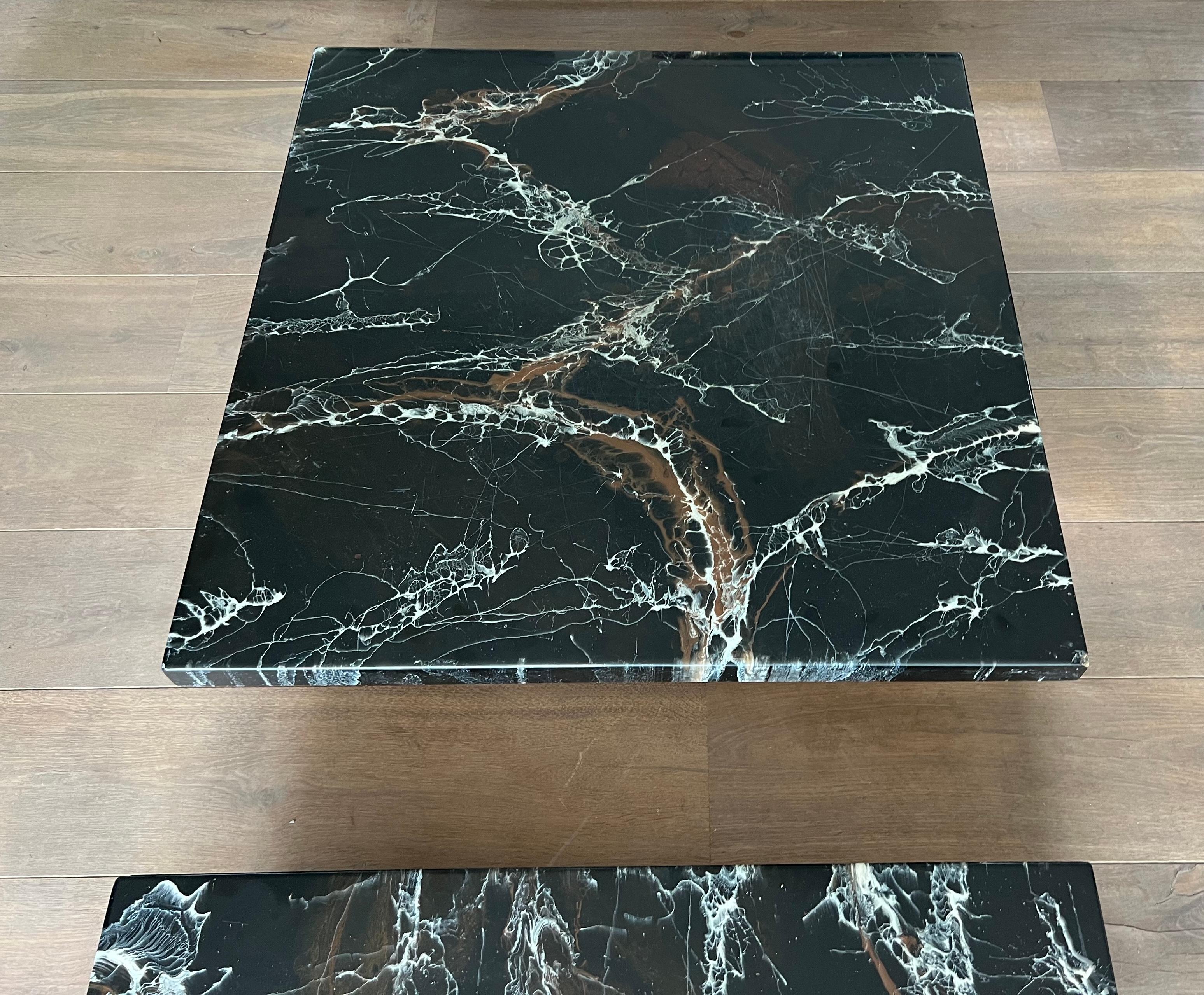 Mesa de centro compuesta por dos mesas de mármol de imitación de diseño que descansan sobre patas cromadas en venta 1