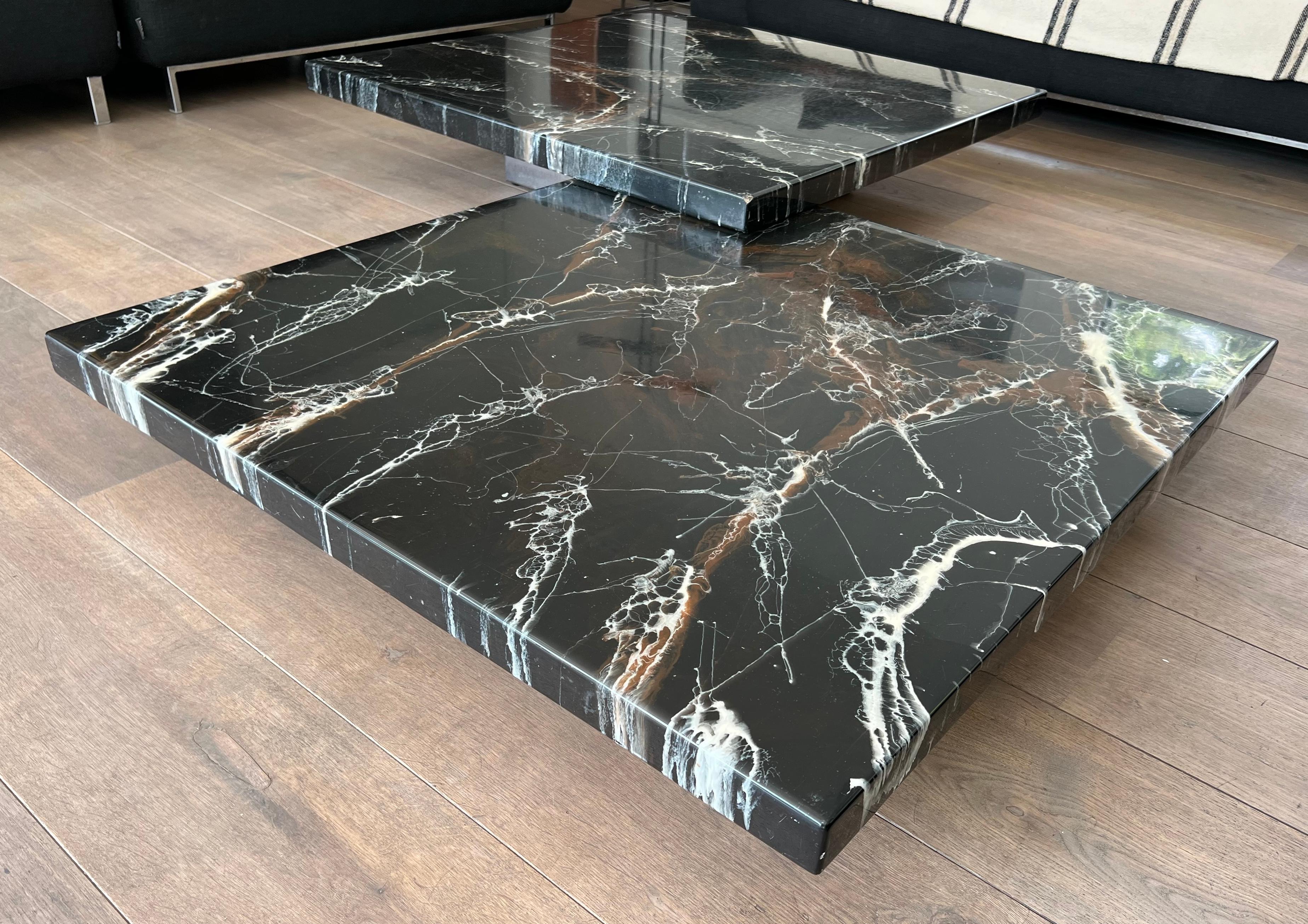Mesa de centro compuesta por dos mesas de mármol de imitación de diseño que descansan sobre patas cromadas en venta 2