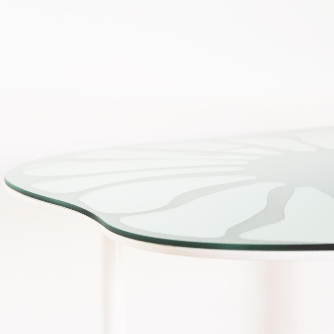Arts and Crafts Table basse avec surfaces en miroir et pieds en métal amovibles  en vente