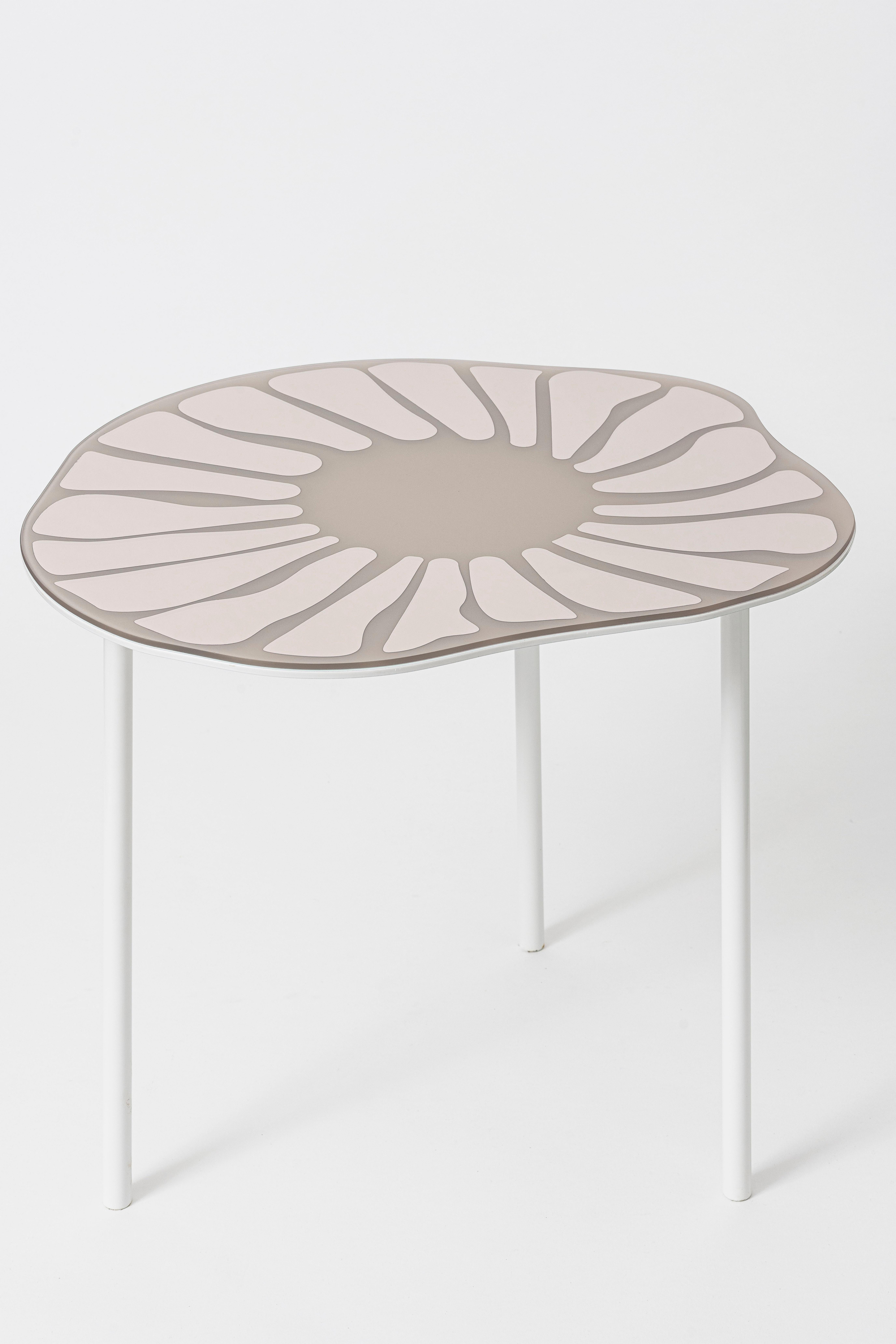 Cesareo is a coffee table made of carefully selected mirrored surfaces and lacquered metal with a matte finish.
The product features soft, undulating lines reminiscent of the natural world.
Thus, the shape of the coffee table has an irregular