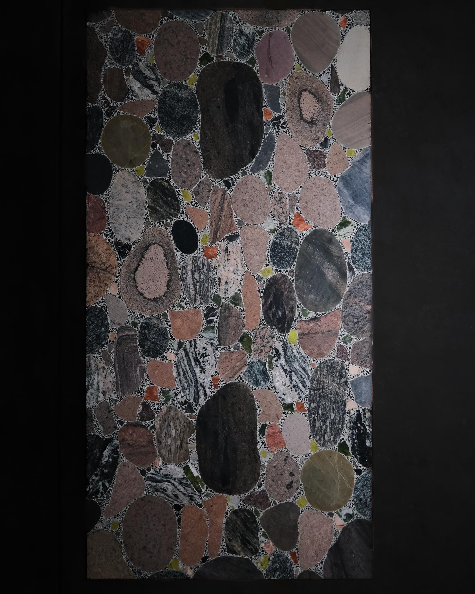 Pietra Tavolino 'Conglo' di Erling Viksjø, Bruksbo, Norvegia, metà del XX secolo in vendita