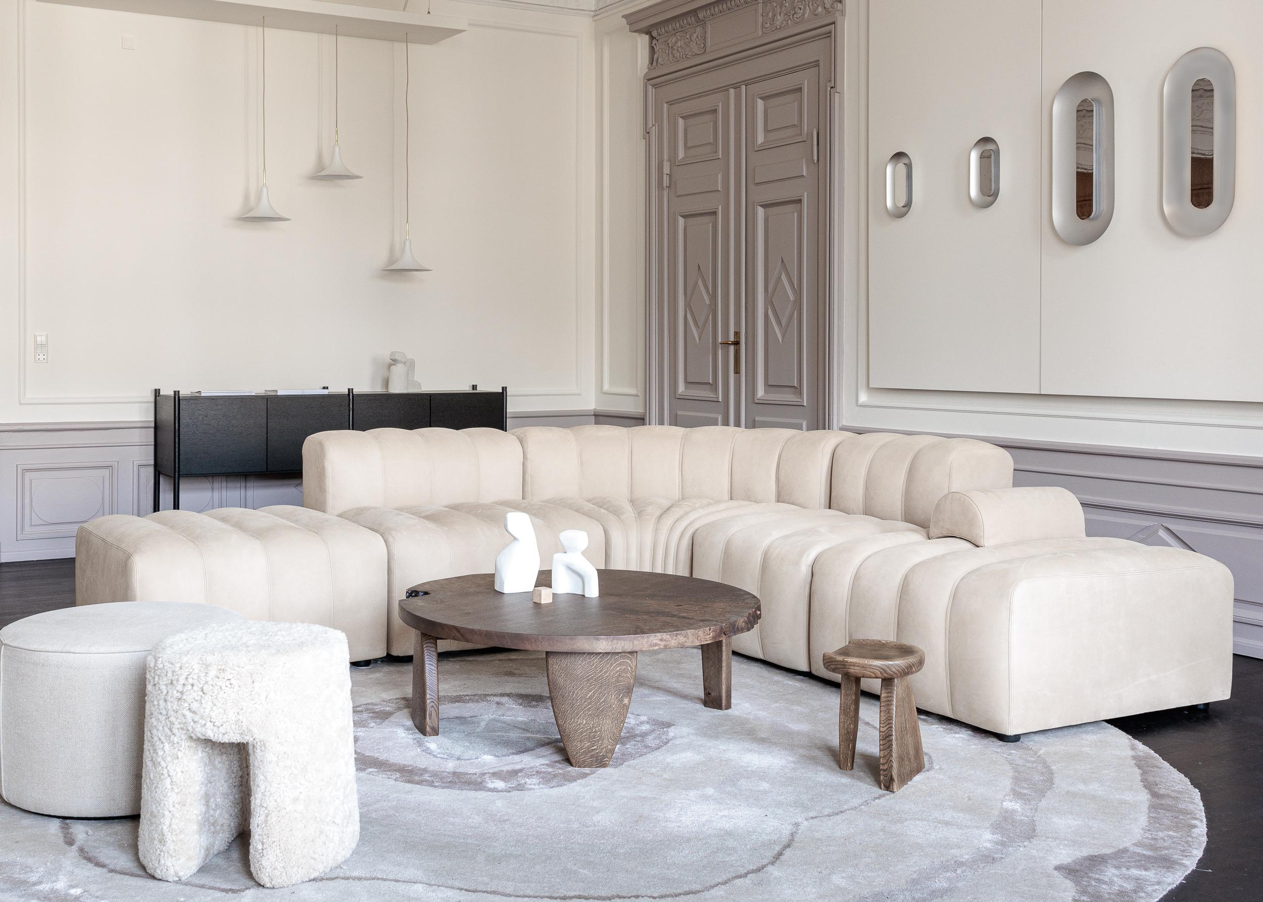 Table basse en chêne ronceux danois traité à l'huile noire. Chêne massif fabriqué dans un design sculptural. Un One Piece, la table exacte des photos. Travail brutal et scandinave. Fabrication artisanale de qualité. Réalisé par le designer et