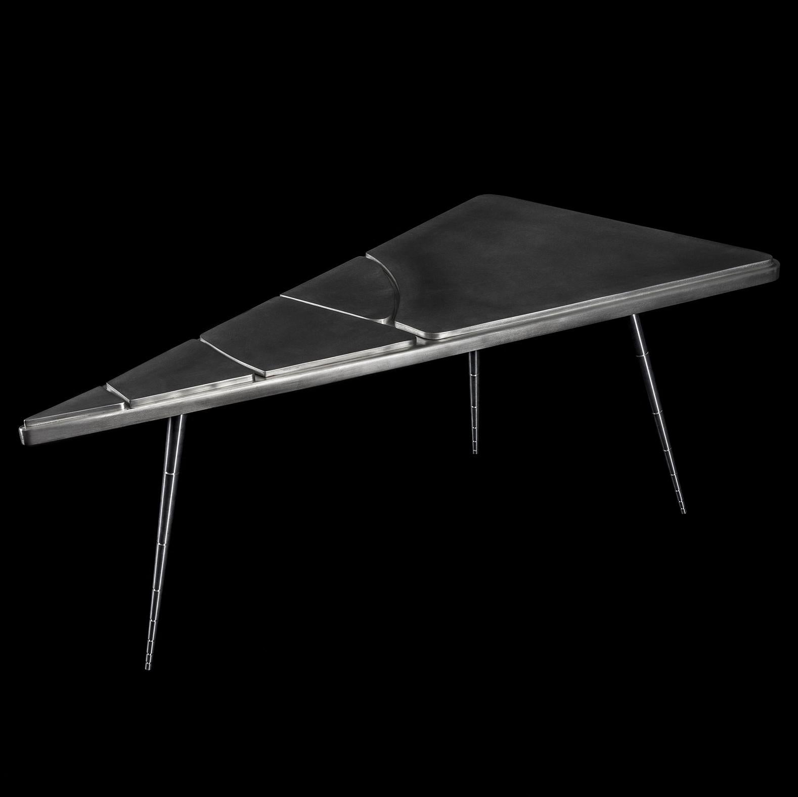 En stock, fabriquée en France, cette table basse contemporaine est une pièce unique, créée par Xavier Lavergne et vendue avec son 