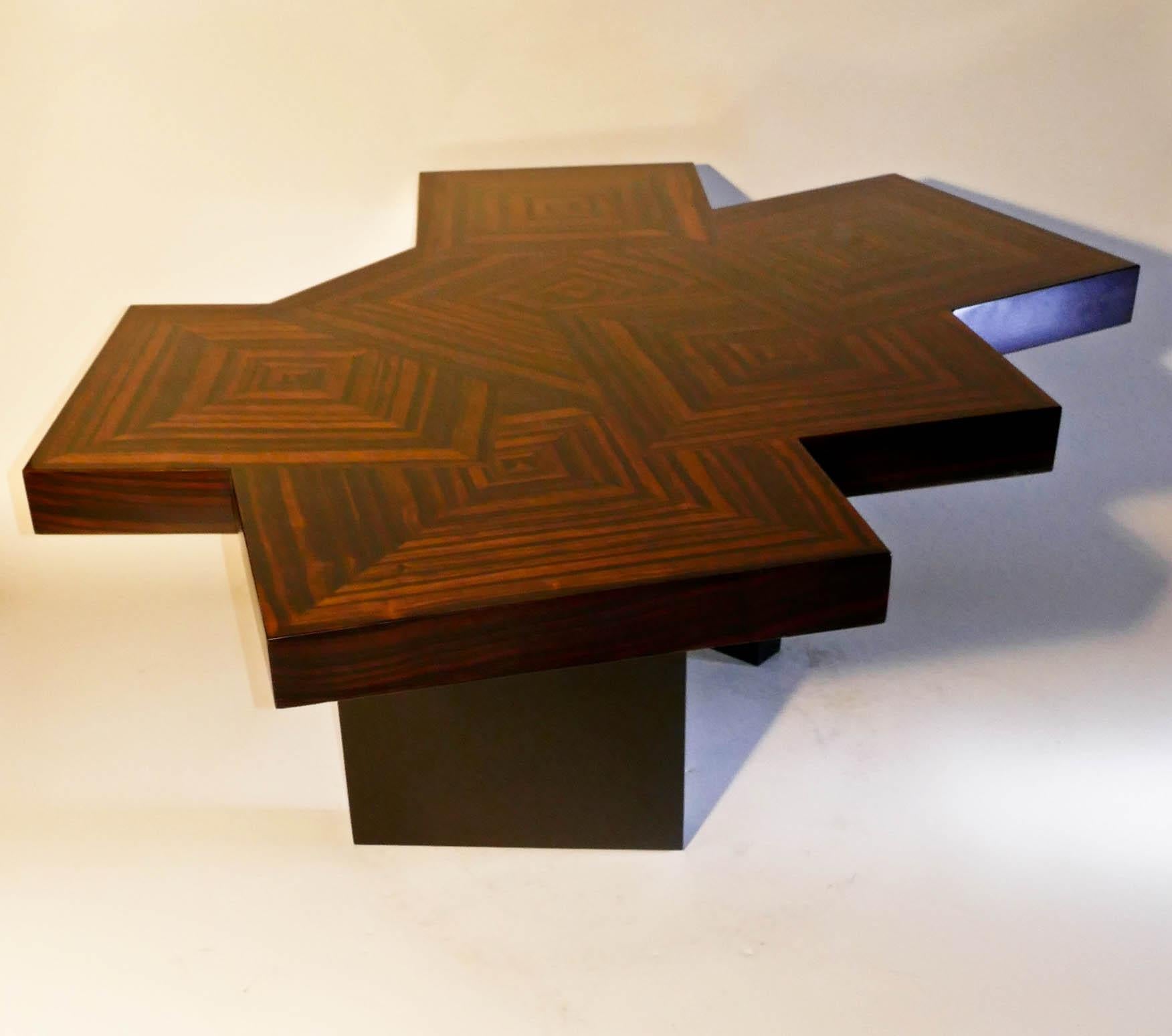 Français Table basse « Cubes » en marqueterie de bois d'ébène de Macassar par Aymeric Lefort en vente