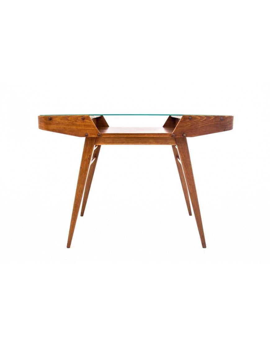 Table basse, design tchèque, années 1960.

Une forme minimaliste et moderne conviendra parfaitement aux intérieurs contemporains.

Très bon état, après une rénovation professionnelle. Le bois a été nettoyé et recouvert d'un vernis semi-mat durable.