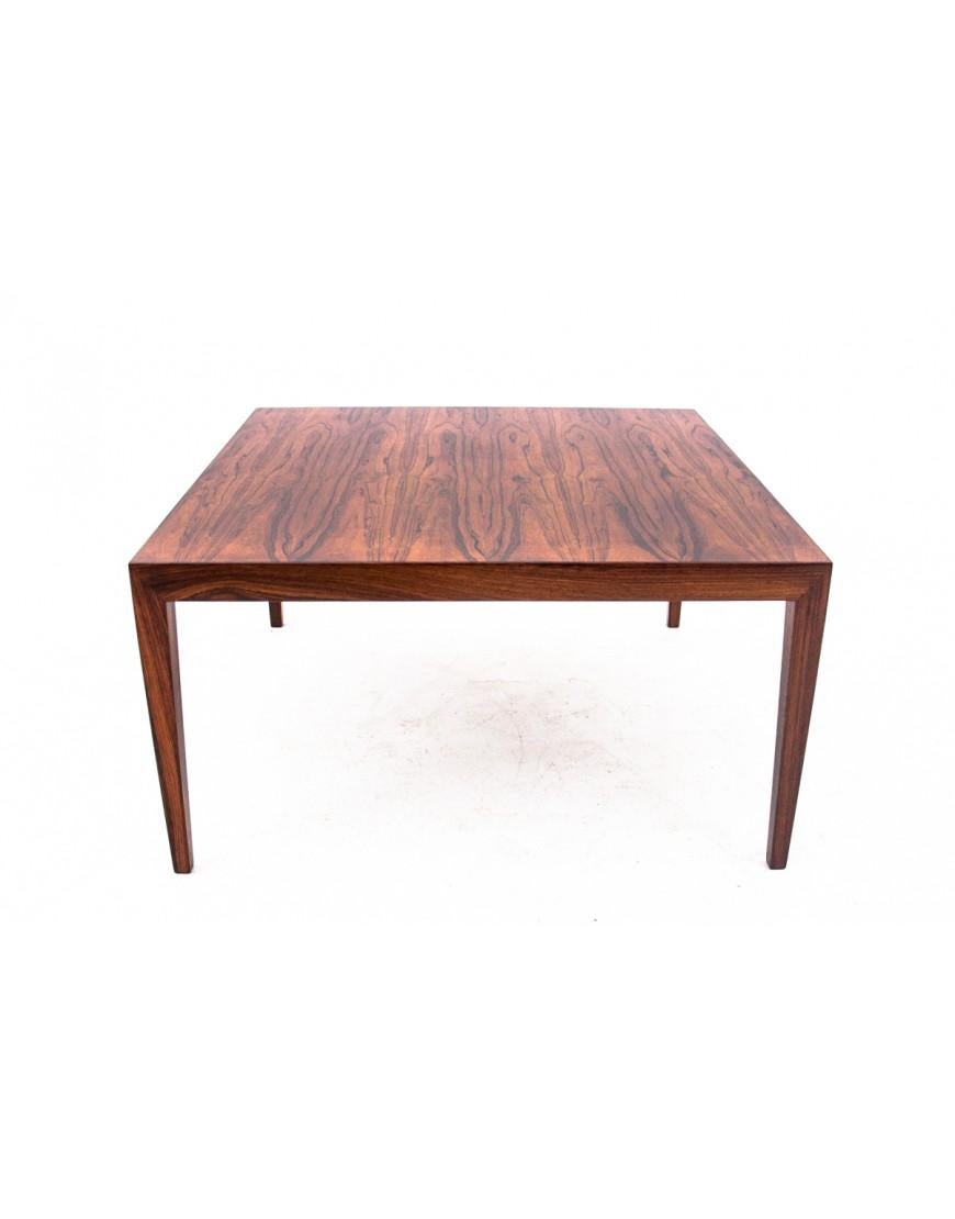A low rosewood coffee table made in Denmark in the 1960s.

Beautiful natural wood with a unique grain.

Very good condition, after professional renovation.

Dimensions: height 50 cm / width 94 cm / depth 94 cm